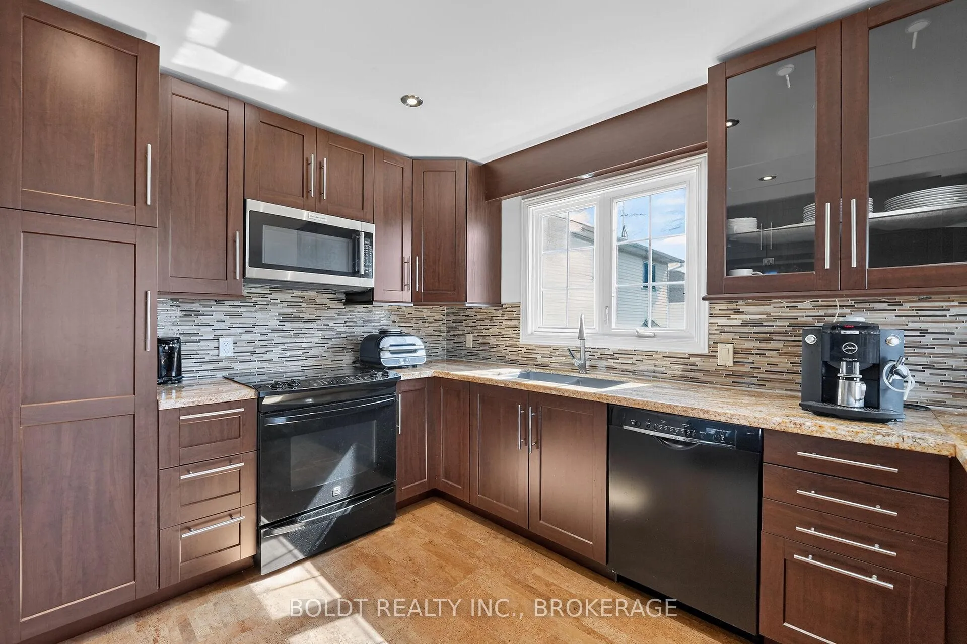 Photo 7 of 6 Cedar Court, St. Catharines, Rykert/Vansickle — HOMEH