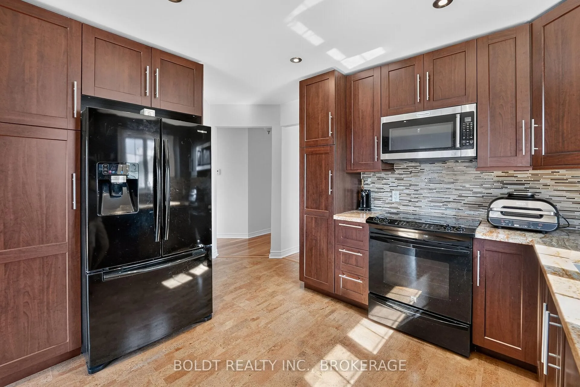 Photo 8 of 6 Cedar Court, St. Catharines, Rykert/Vansickle — HOMEH