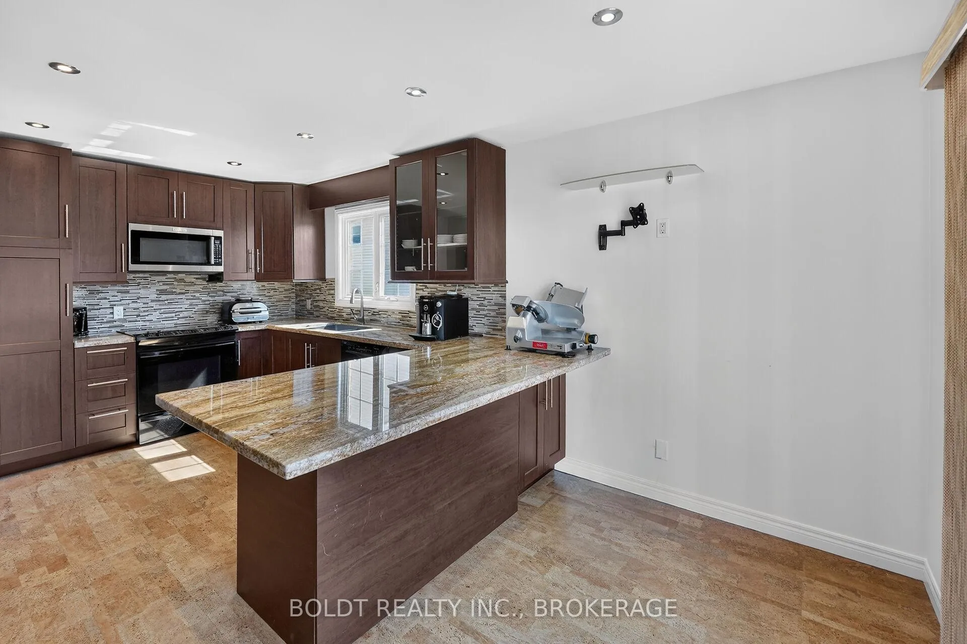 Photo 10 of 6 Cedar Court, St. Catharines, Rykert/Vansickle — HOMEH
