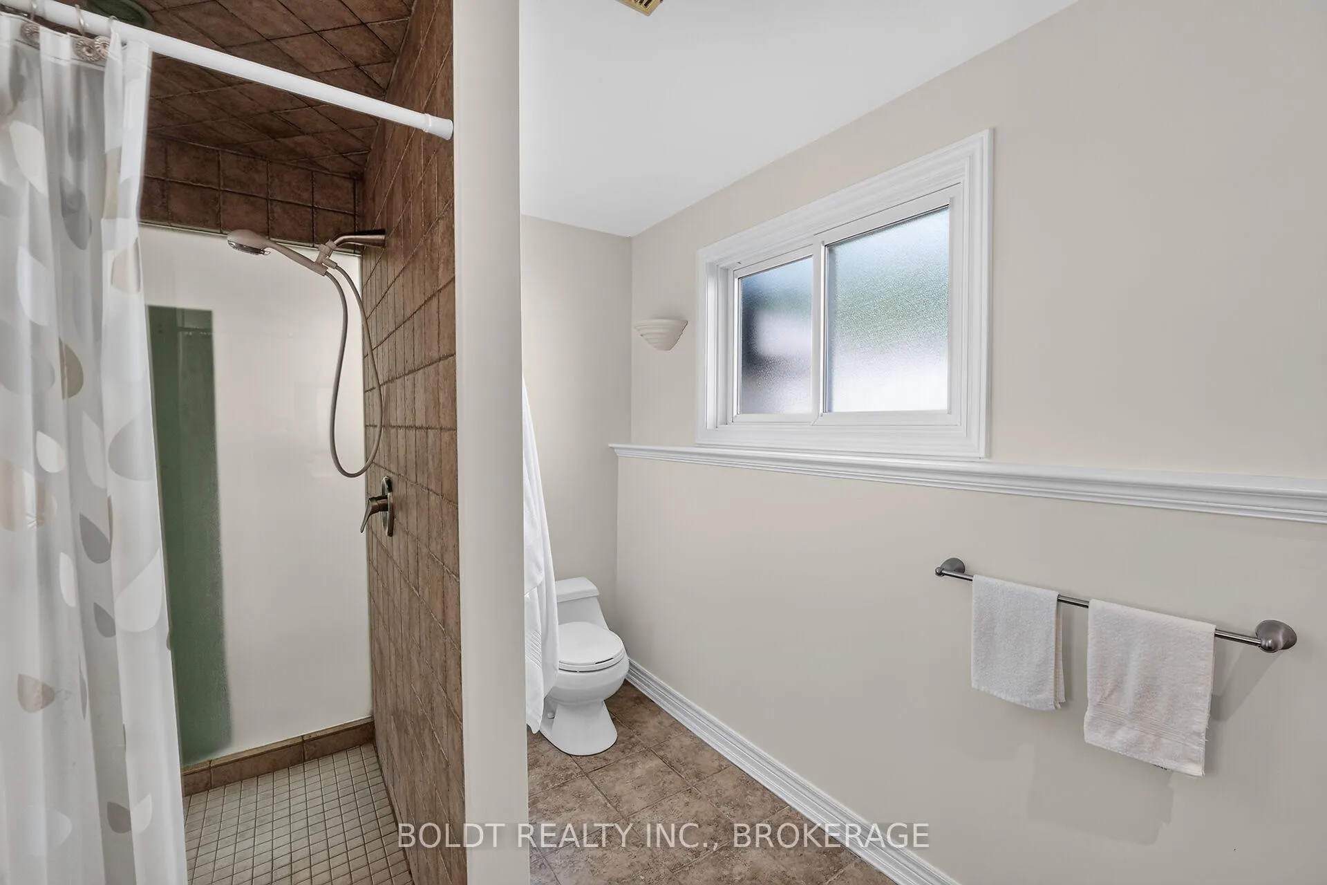 Photo 33 of 6 Cedar Court, St. Catharines, Rykert/Vansickle — HOMEH