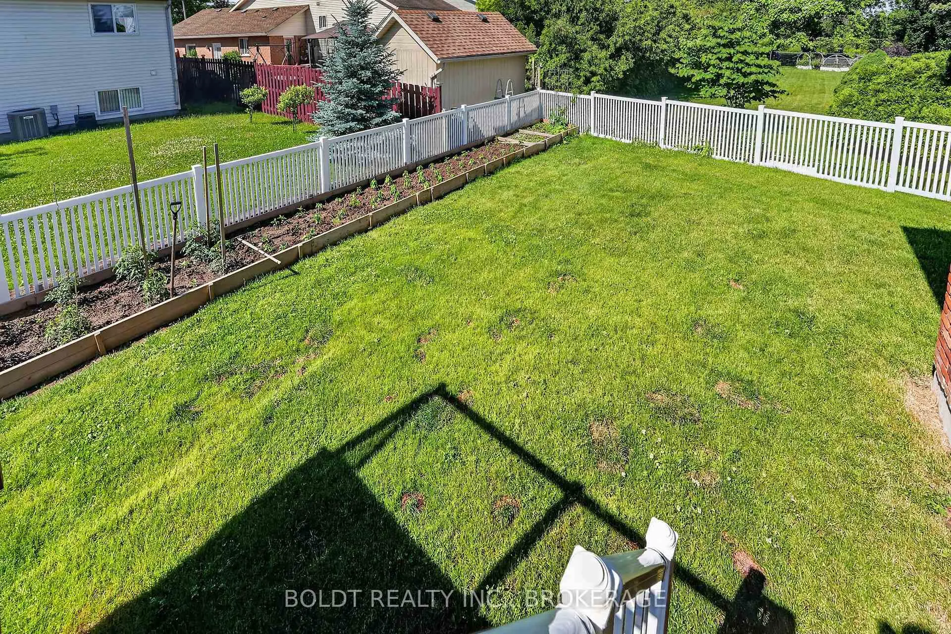 Photo 37 of 6 Cedar Court, St. Catharines, Rykert/Vansickle — HOMEH