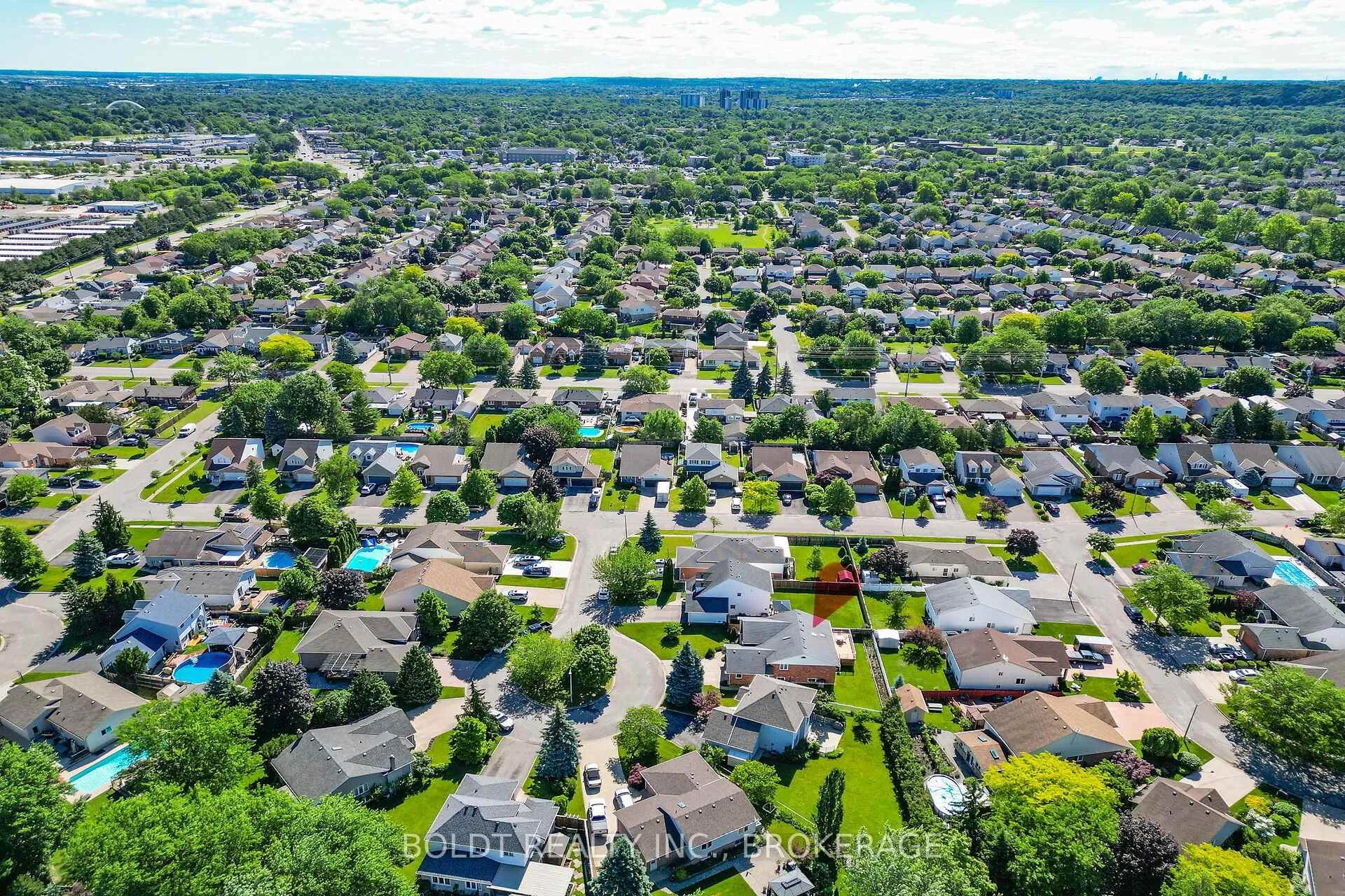 Photo 41 of 6 Cedar Court, St. Catharines, Rykert/Vansickle — HOMEH