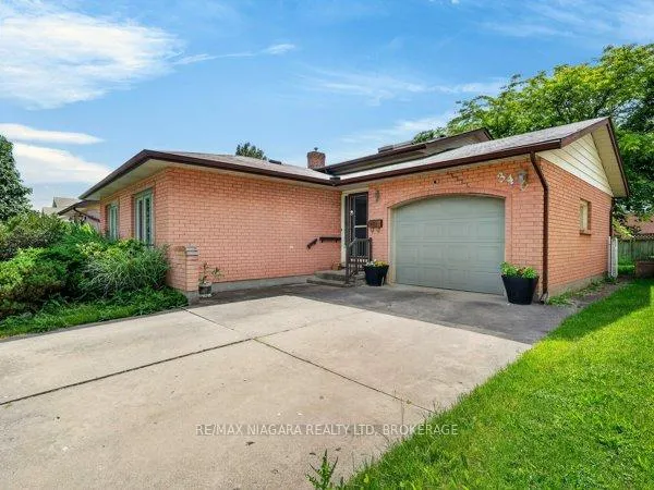 Photo 2 of 34 Crestcombe Road, St. Catharines, Ridley — HOMEH