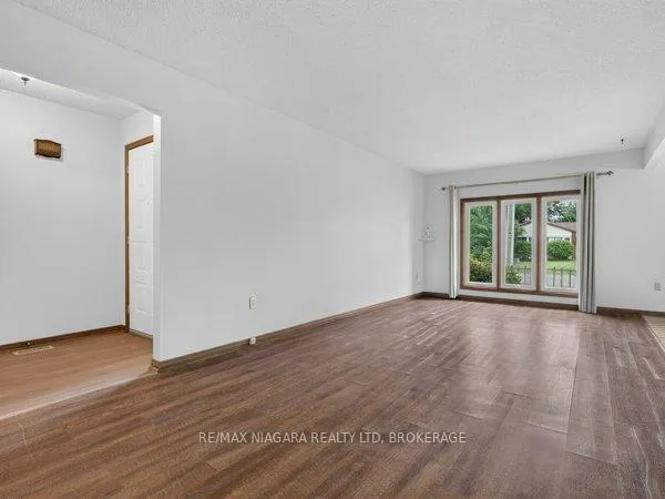 Photo 3 of 34 Crestcombe Road, St. Catharines, Ridley — HOMEH