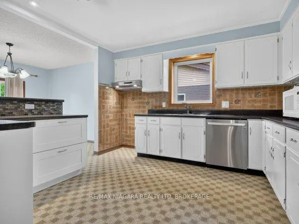 Photo 6 of 34 Crestcombe Road, St. Catharines, Ridley — HOMEH
