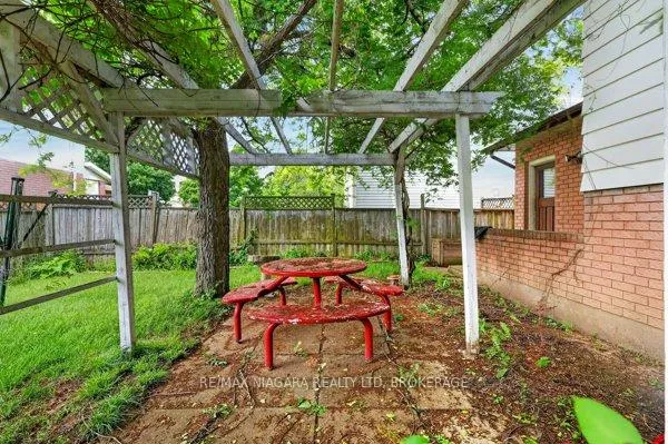 Photo 16 of 34 Crestcombe Road, St. Catharines, Ridley — HOMEH