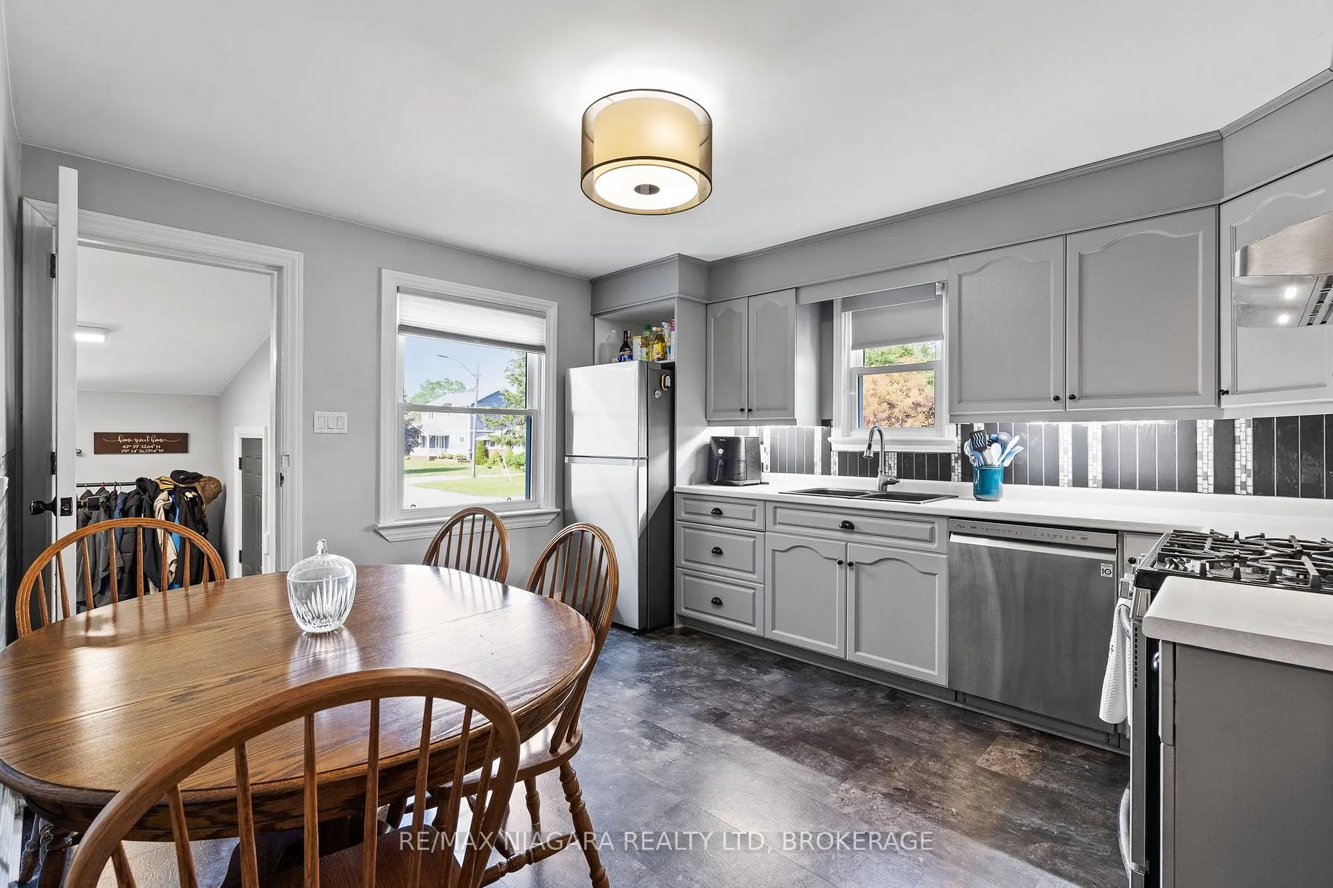 Photo 10 of 809 Broadway Avenue, Welland, Broadway — HOMEH