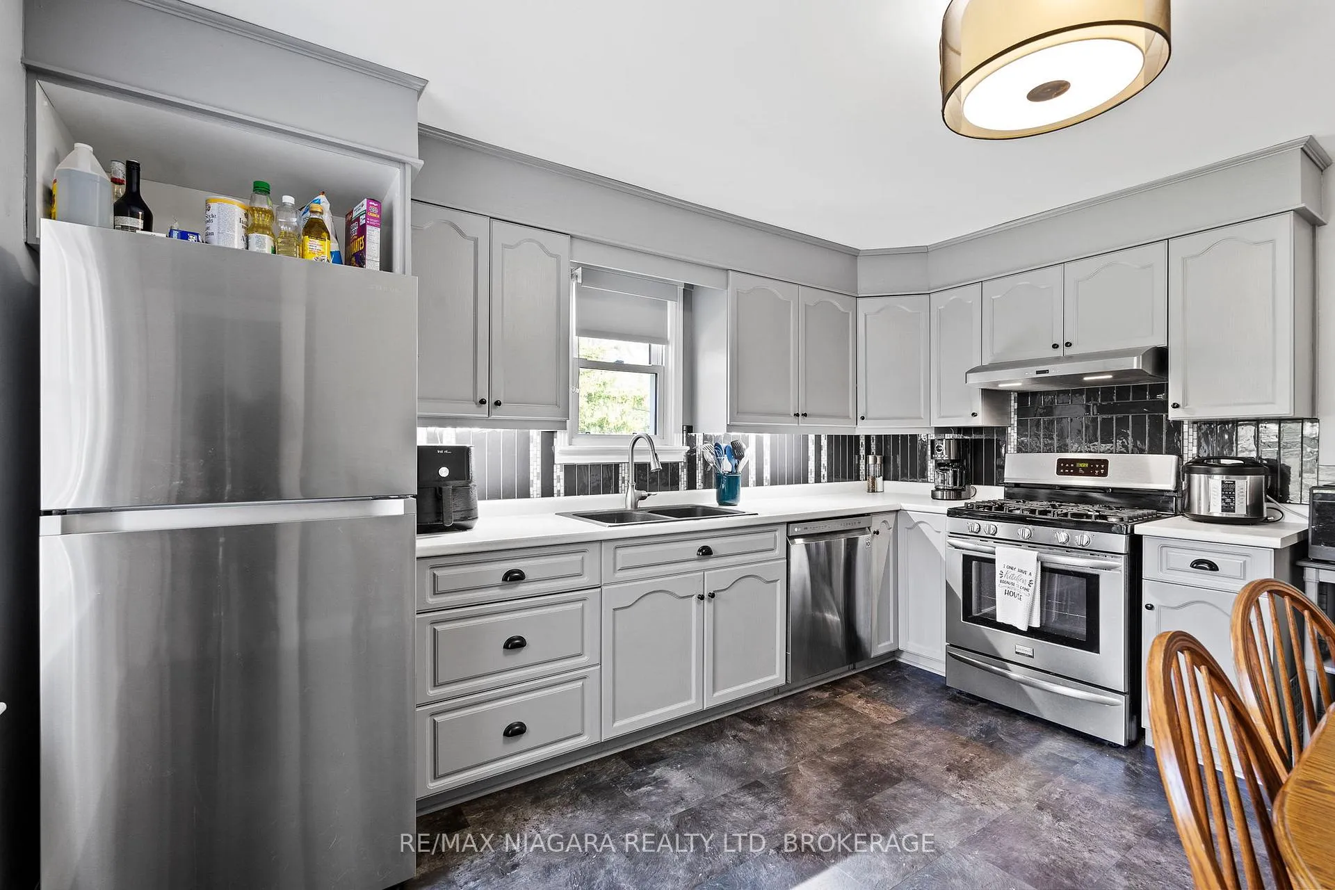Photo 11 of 809 Broadway Avenue, Welland, Broadway — HOMEH