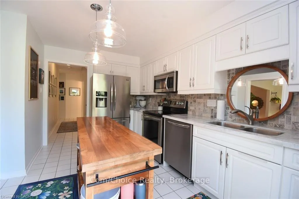 Photo 11 of 27 Harnesworth Crescent, Hamilton, Waterdown — HOMEH