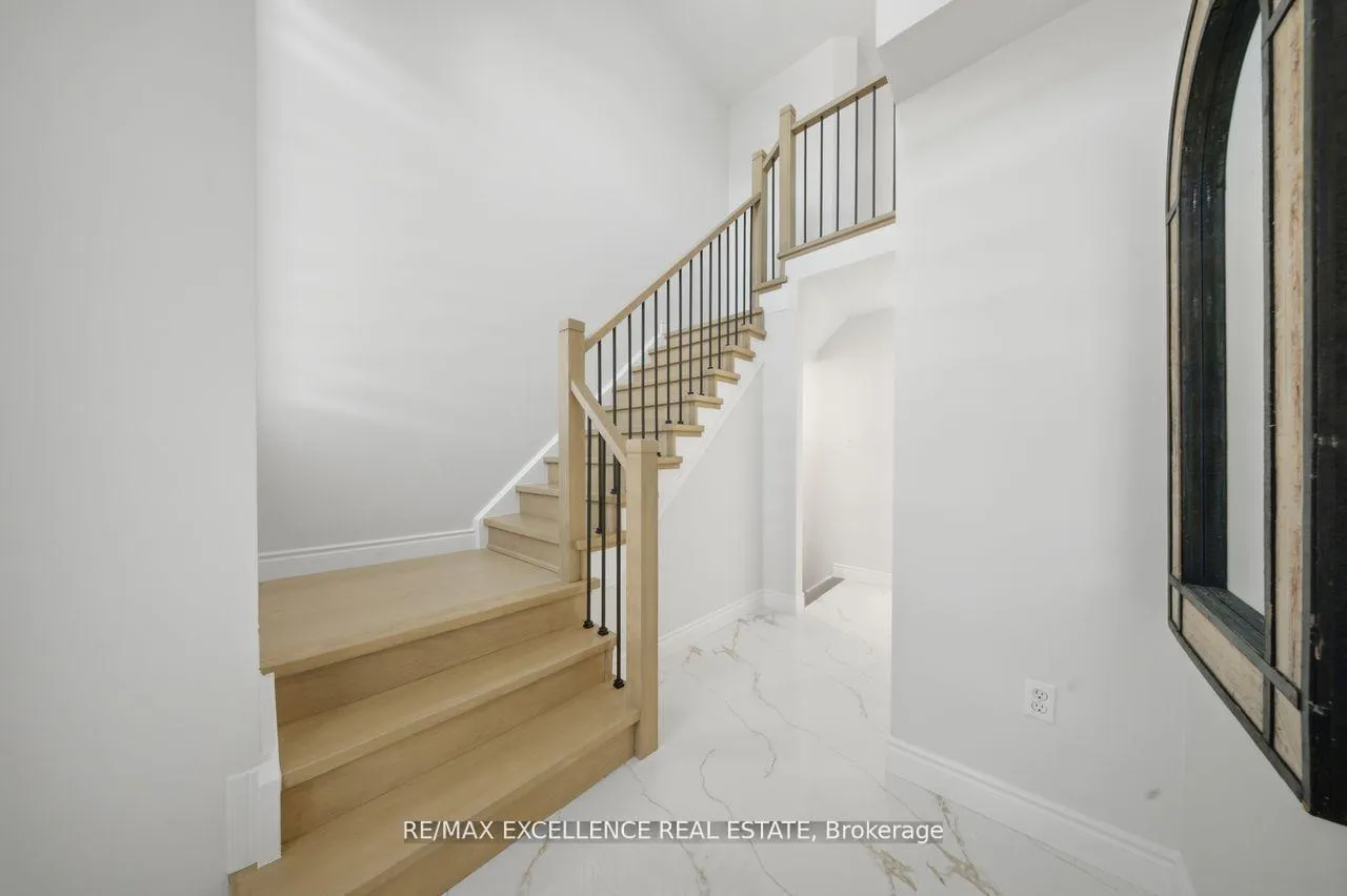Photo 4 of 41 Brentcliff Drive, Brampton, Fletcher's Meadow — HOMEH