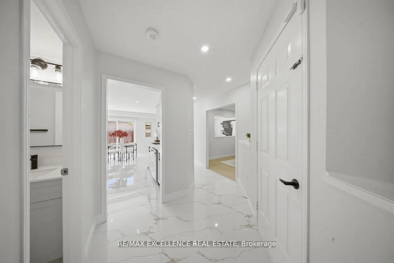 Photo 7 of 41 Brentcliff Drive, Brampton, Fletcher's Meadow — HOMEH