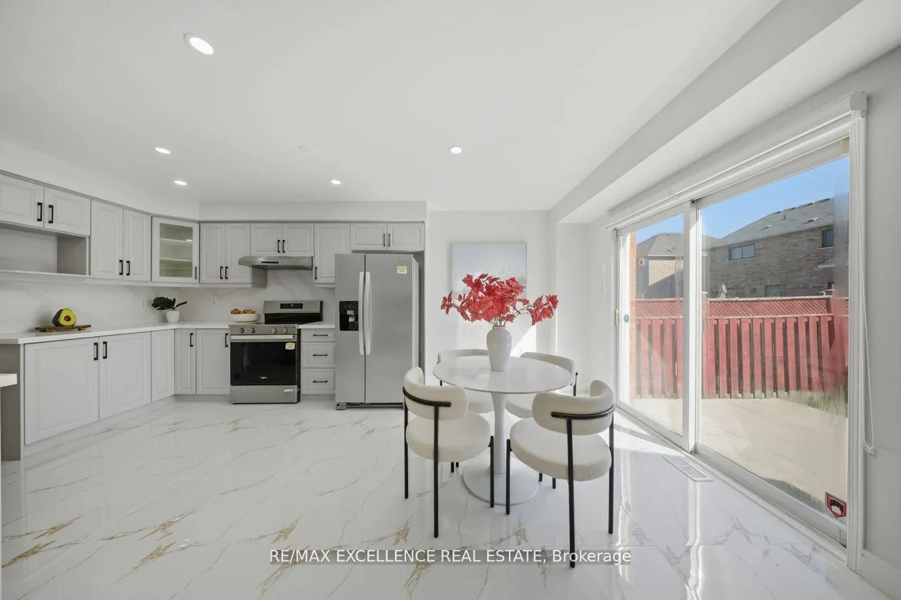 Photo 12 of 41 Brentcliff Drive, Brampton, Fletcher's Meadow — HOMEH