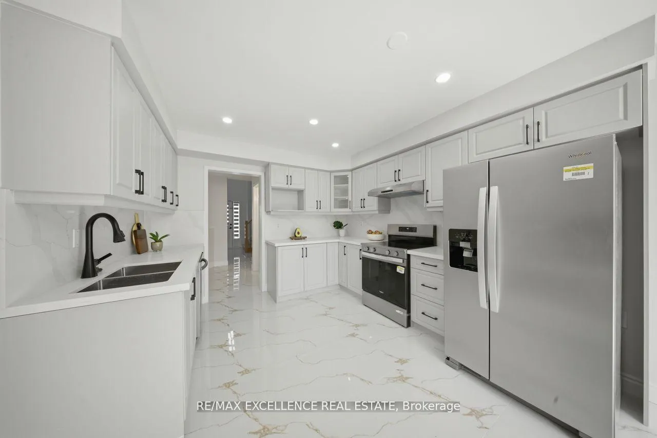 Photo 13 of 41 Brentcliff Drive, Brampton, Fletcher's Meadow — HOMEH