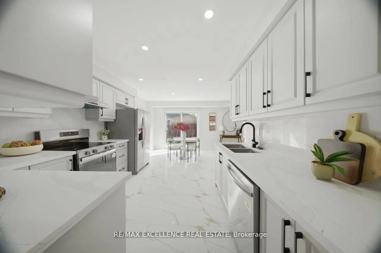 Photo 14 of 41 Brentcliff Drive, Brampton, Fletcher's Meadow — HOMEH