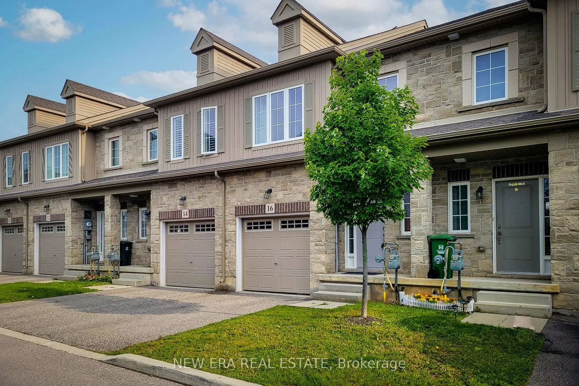 Photo 2 of 16 Dayman Drive, Hamilton, Ancaster — HOMEH