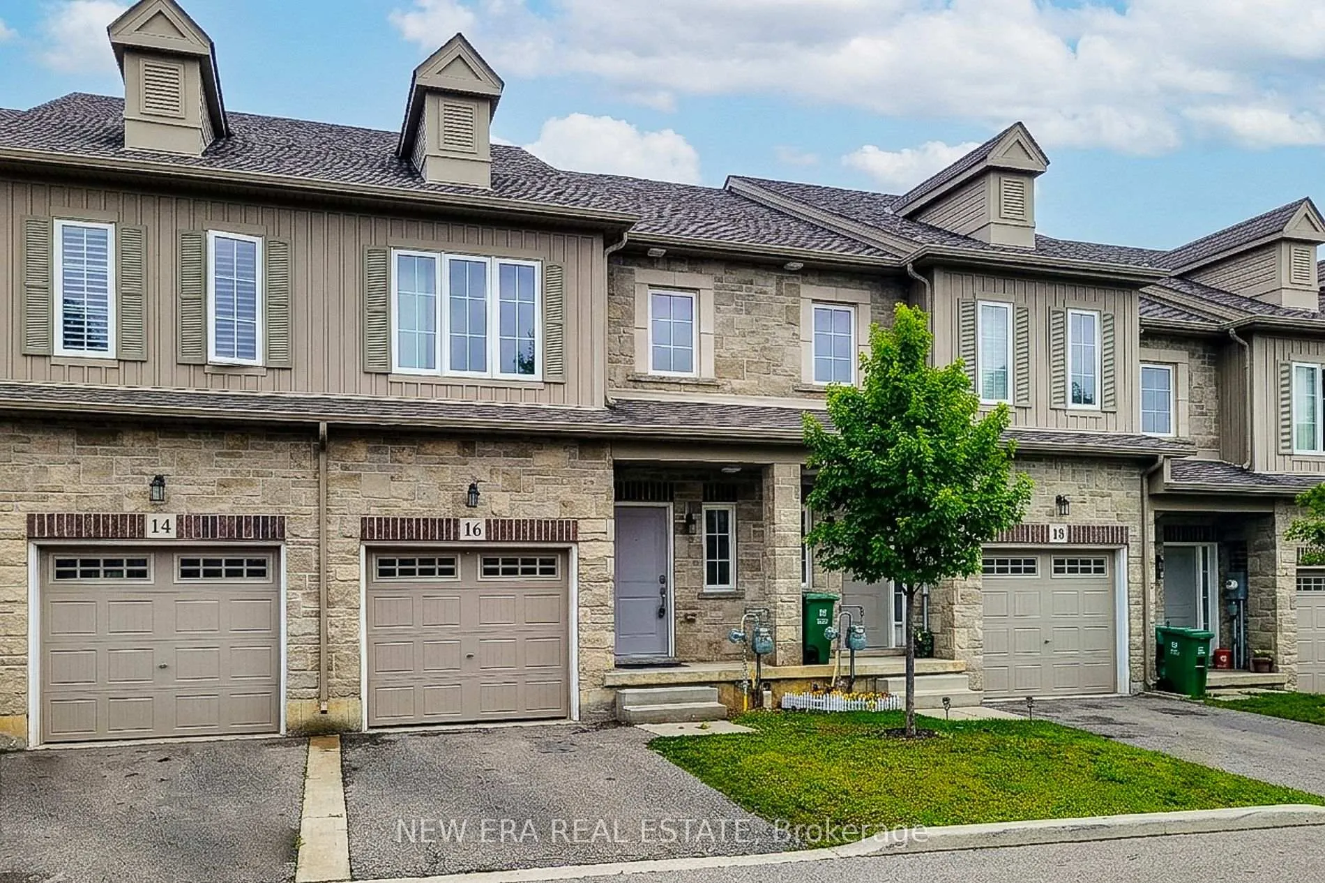 Photo 3 of 16 Dayman Drive, Hamilton, Ancaster — HOMEH