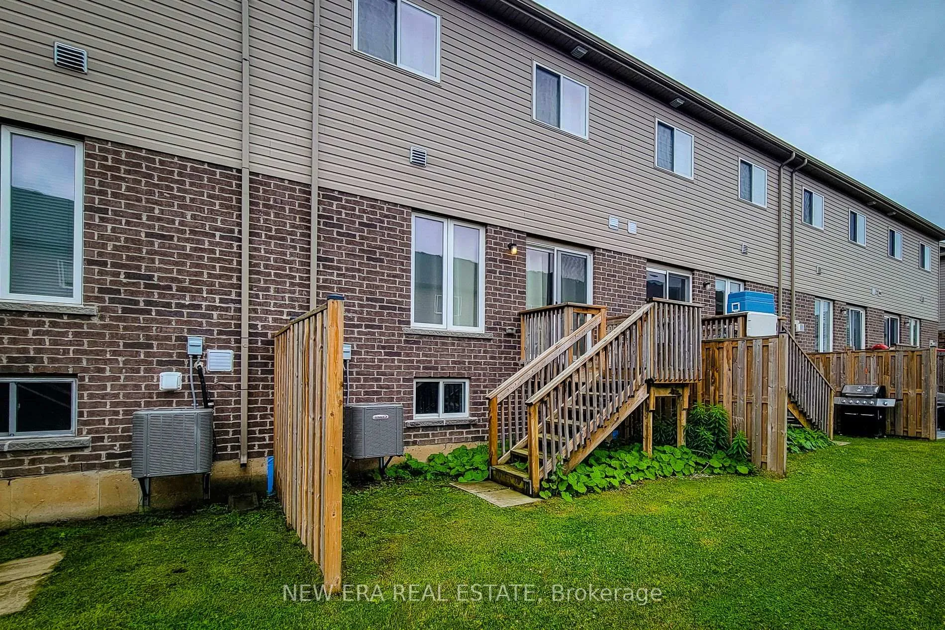 Photo 4 of 16 Dayman Drive, Hamilton, Ancaster — HOMEH