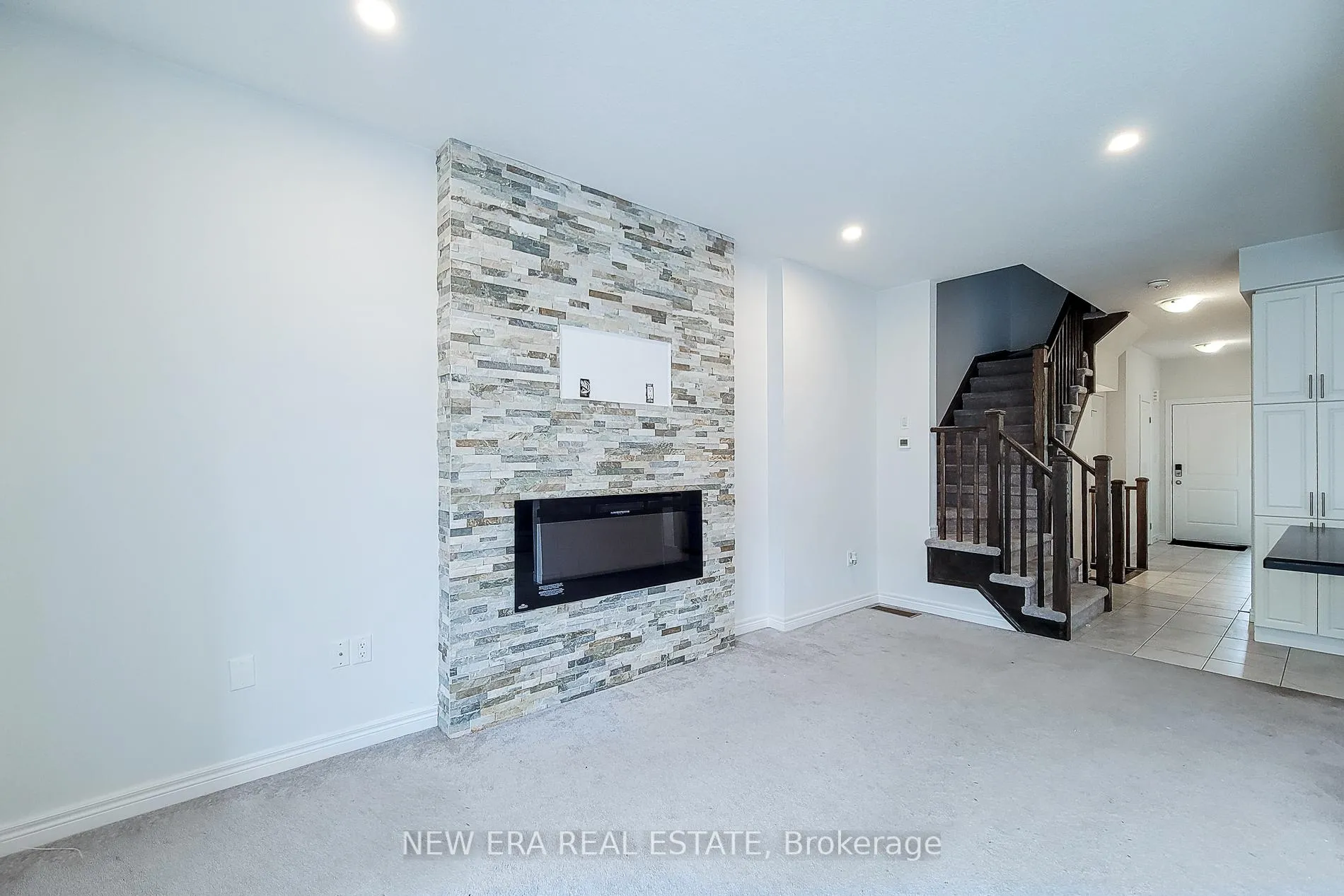 Photo 14 of 16 Dayman Drive, Hamilton, Ancaster — HOMEH