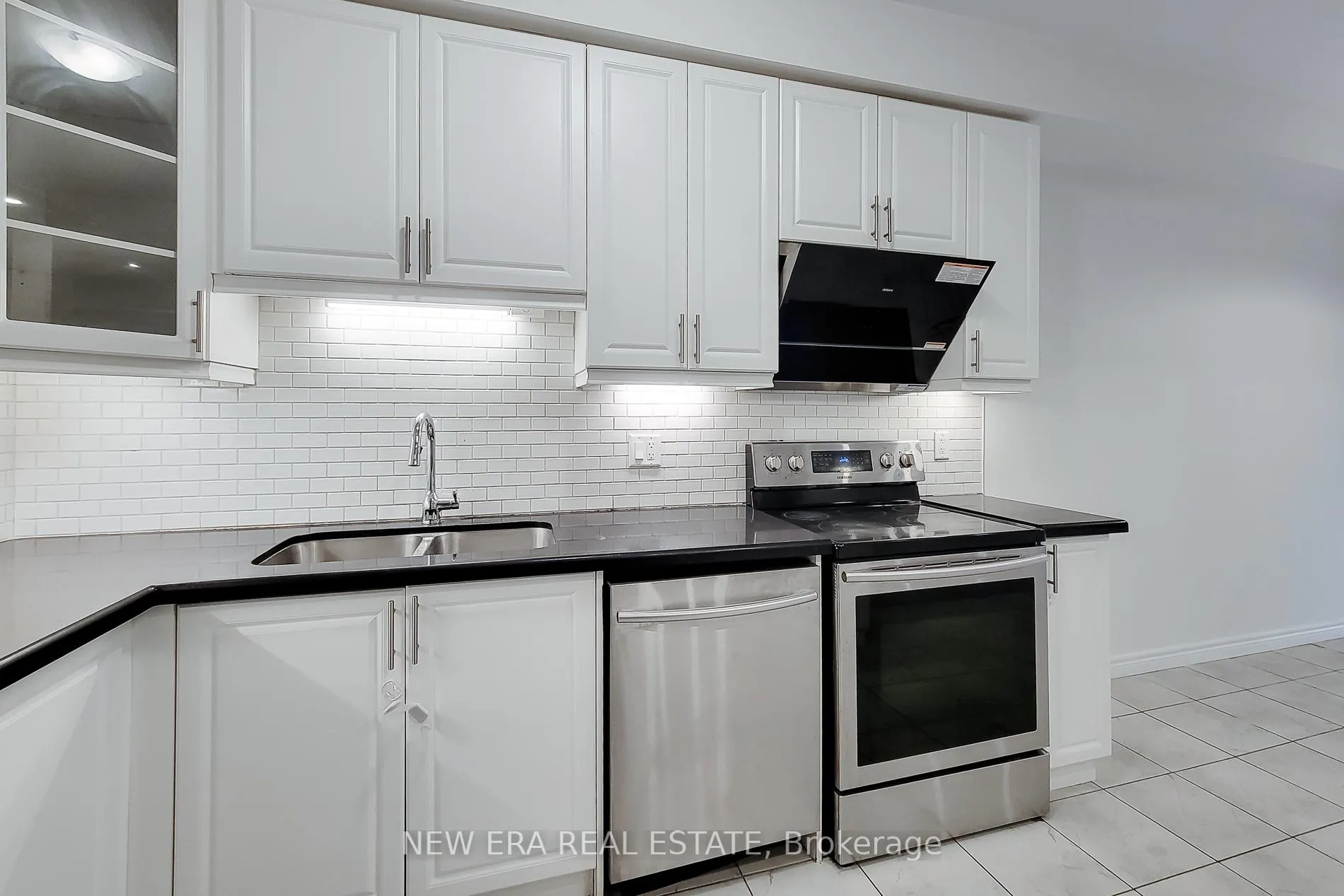 Photo 18 of 16 Dayman Drive, Hamilton, Ancaster — HOMEH