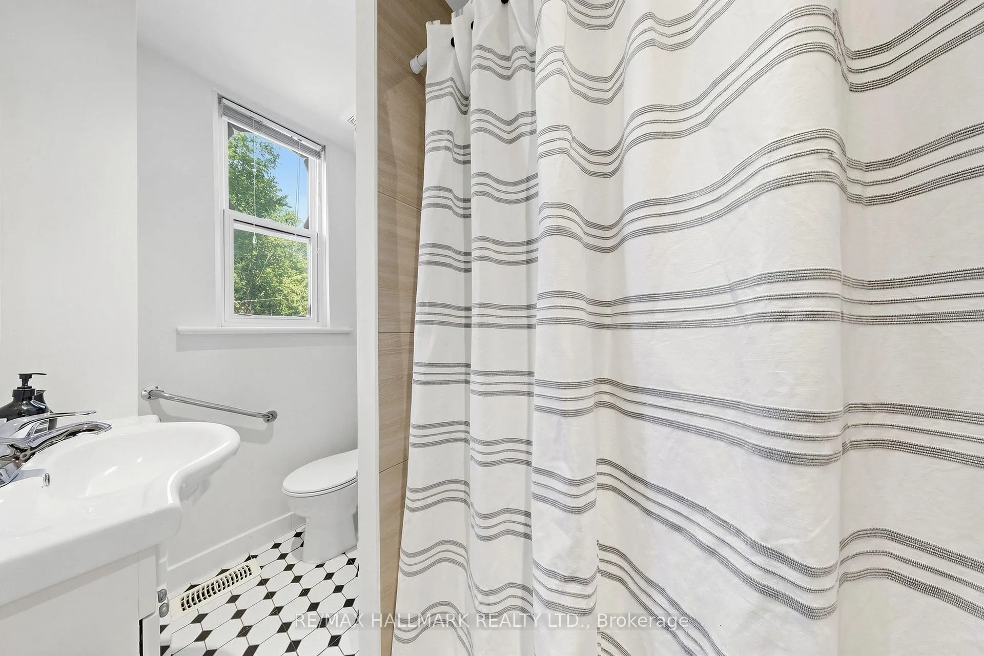 Photo 18 of 648 Pape Avenue, Toronto, North Riverdale — HOMEH