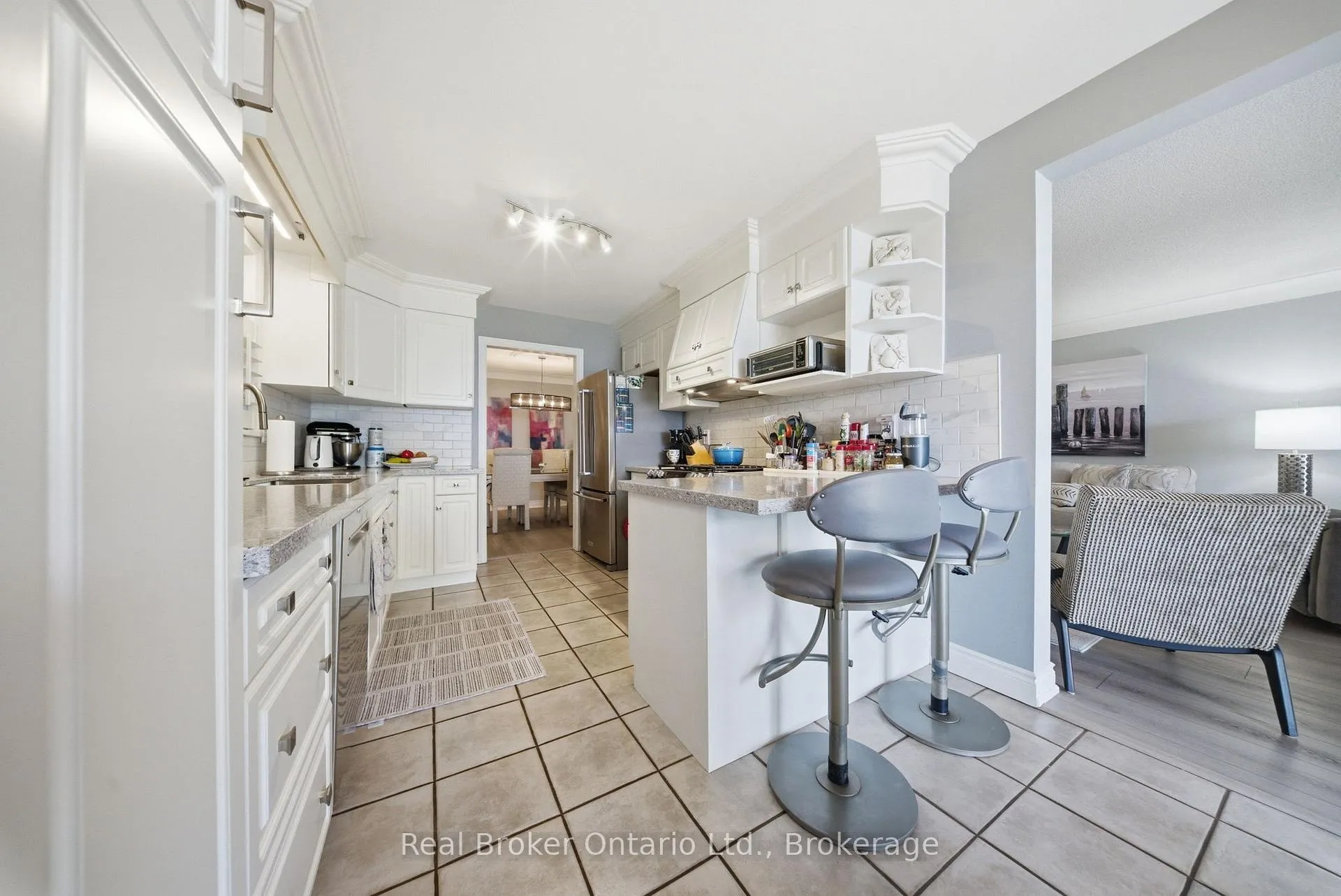 Photo 10 of 23 Edgewater Drive, Hamilton, Lakeshore — HOMEH