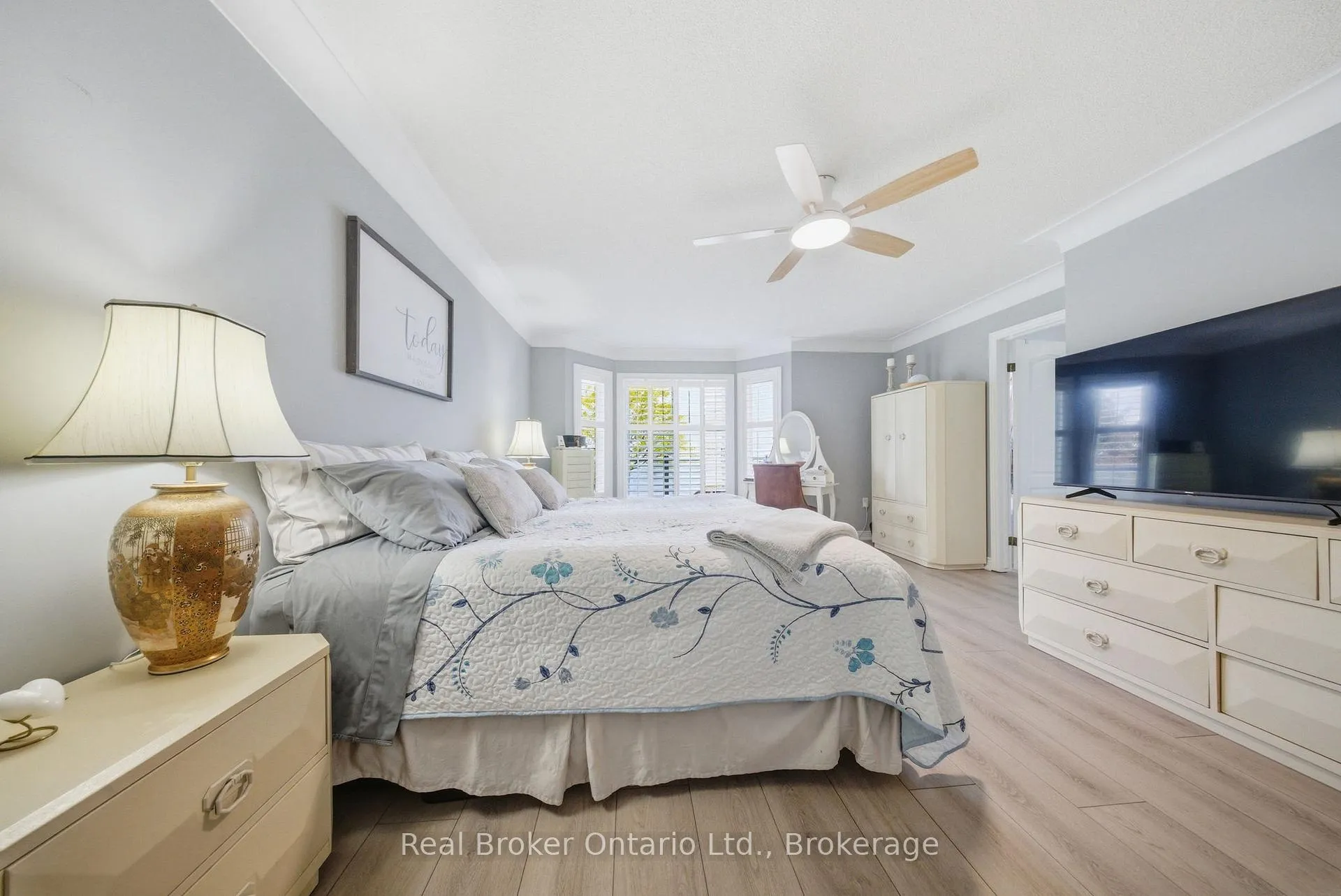 Photo 12 of 23 Edgewater Drive, Hamilton, Lakeshore — HOMEH