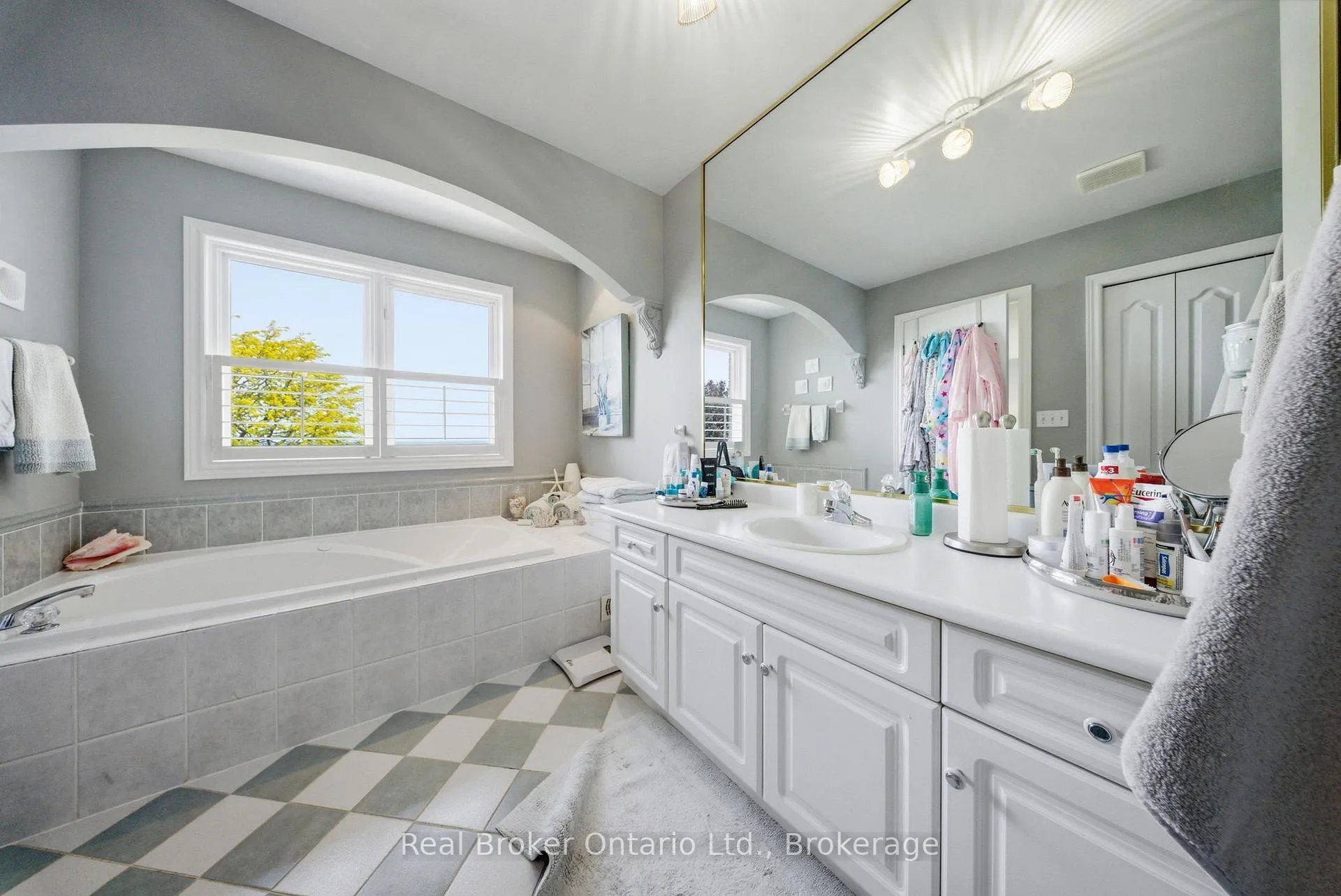 Photo 15 of 23 Edgewater Drive, Hamilton, Lakeshore — HOMEH