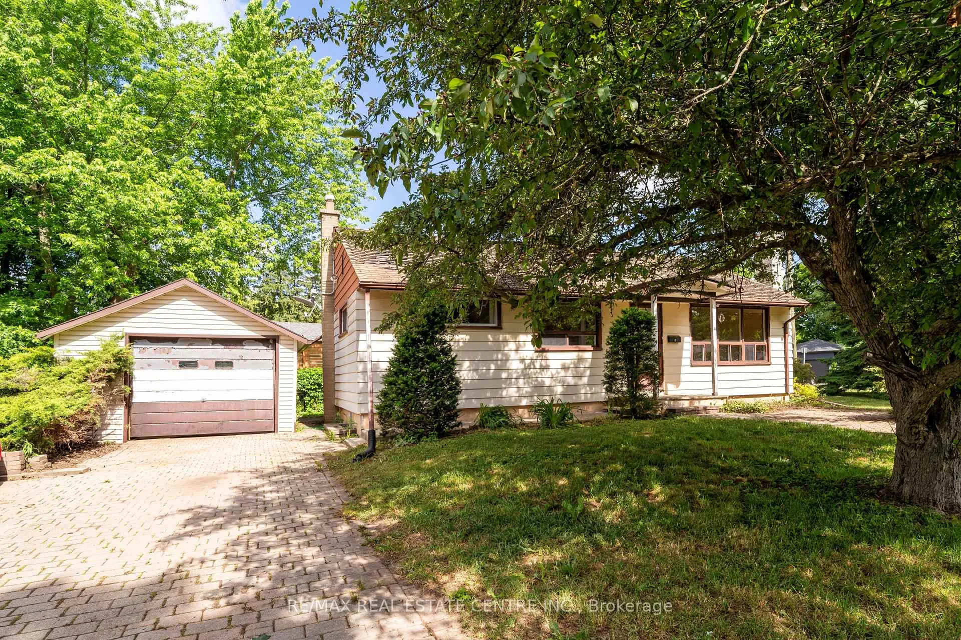 Photo 2 of 4 Pauline Street, Halton Hills, Georgetown — HOMEH