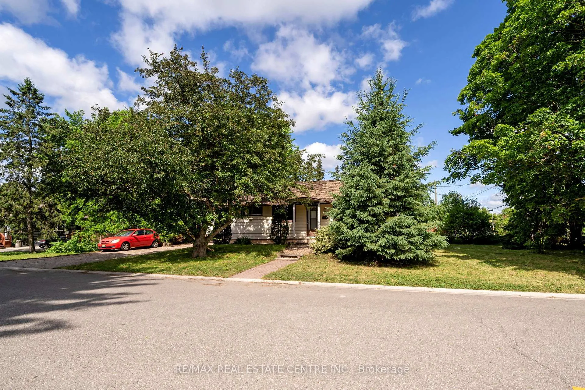 Photo 3 of 4 Pauline Street, Halton Hills, Georgetown — HOMEH