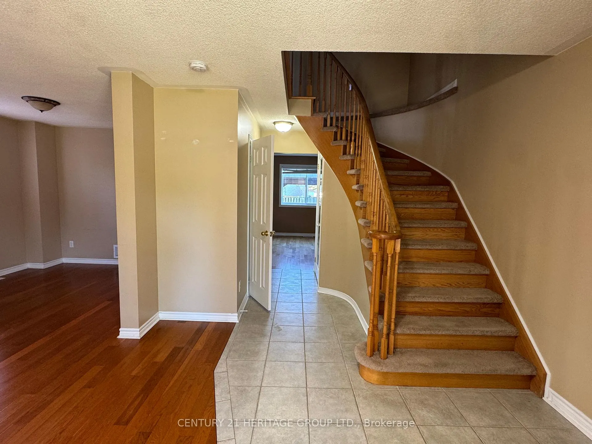 Photo 2 of 82 Kenwell Crescent, Barrie, Holly — HOMEH