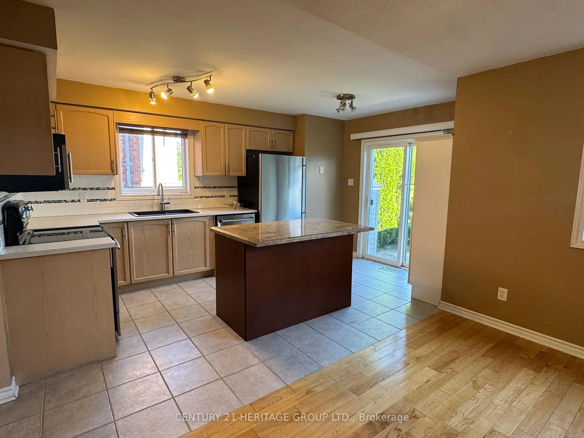 Photo 3 of 82 Kenwell Crescent, Barrie, Holly — HOMEH