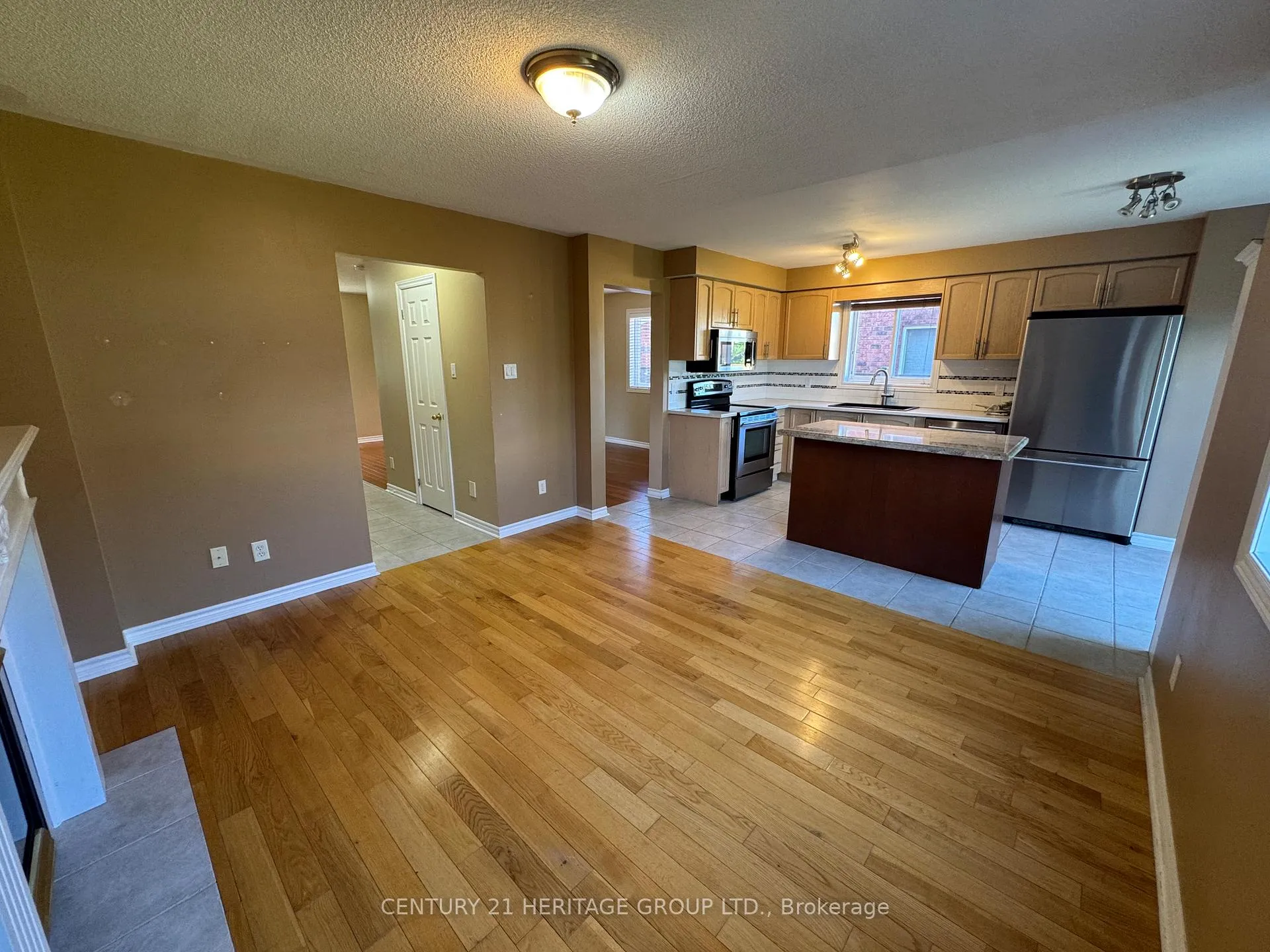 Photo 4 of 82 Kenwell Crescent, Barrie, Holly — HOMEH