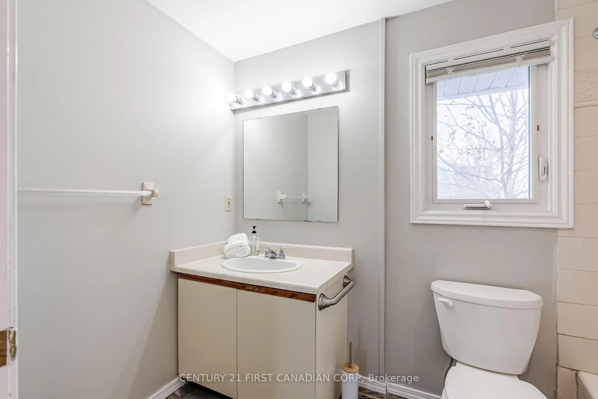 Photo 19 of Unit Unit 7, 160 Conway Drive, London, South X — HOMEH