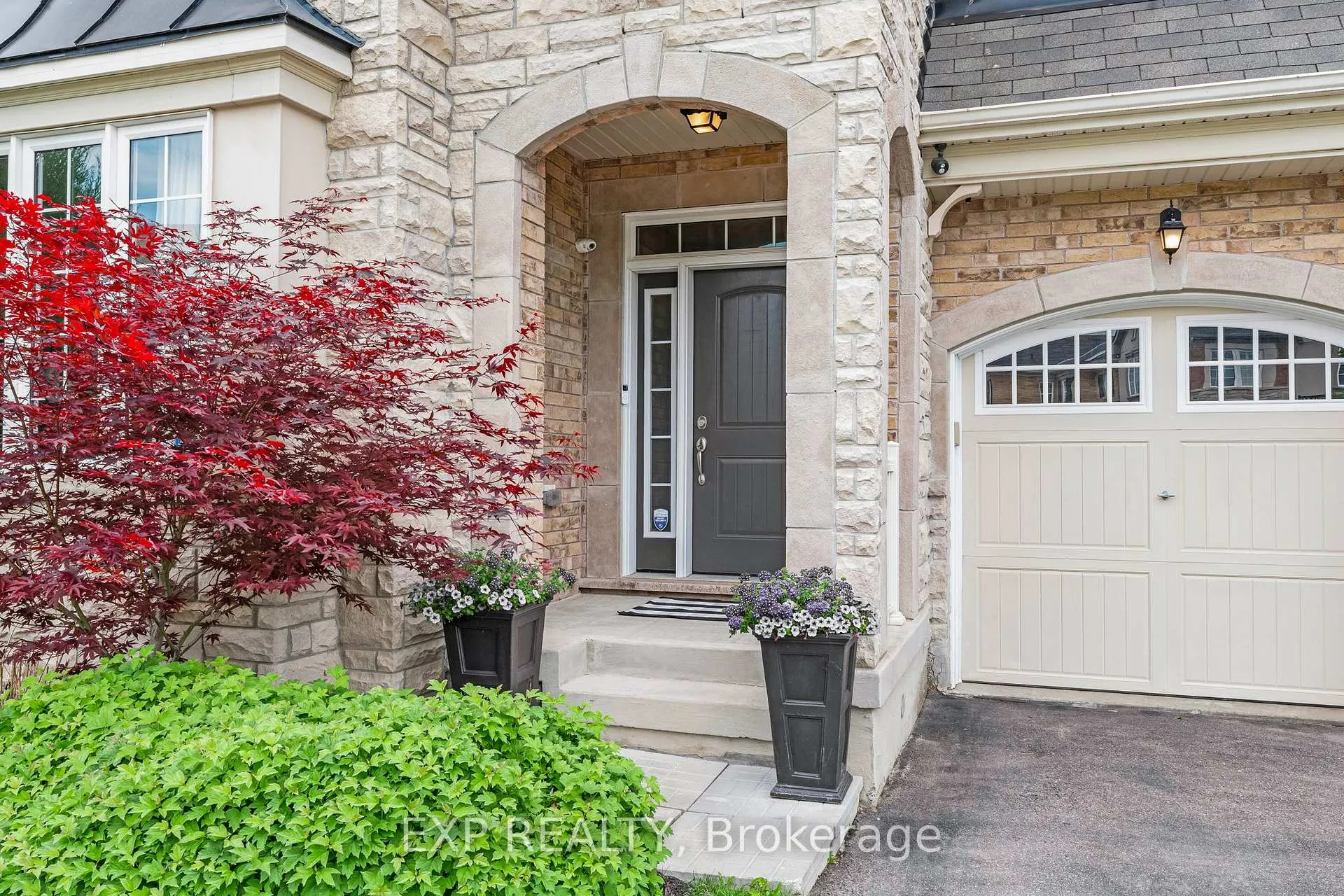 Photo 2 of 156 Degraaf Crescent, Aurora, Rural Aurora — HOMEH