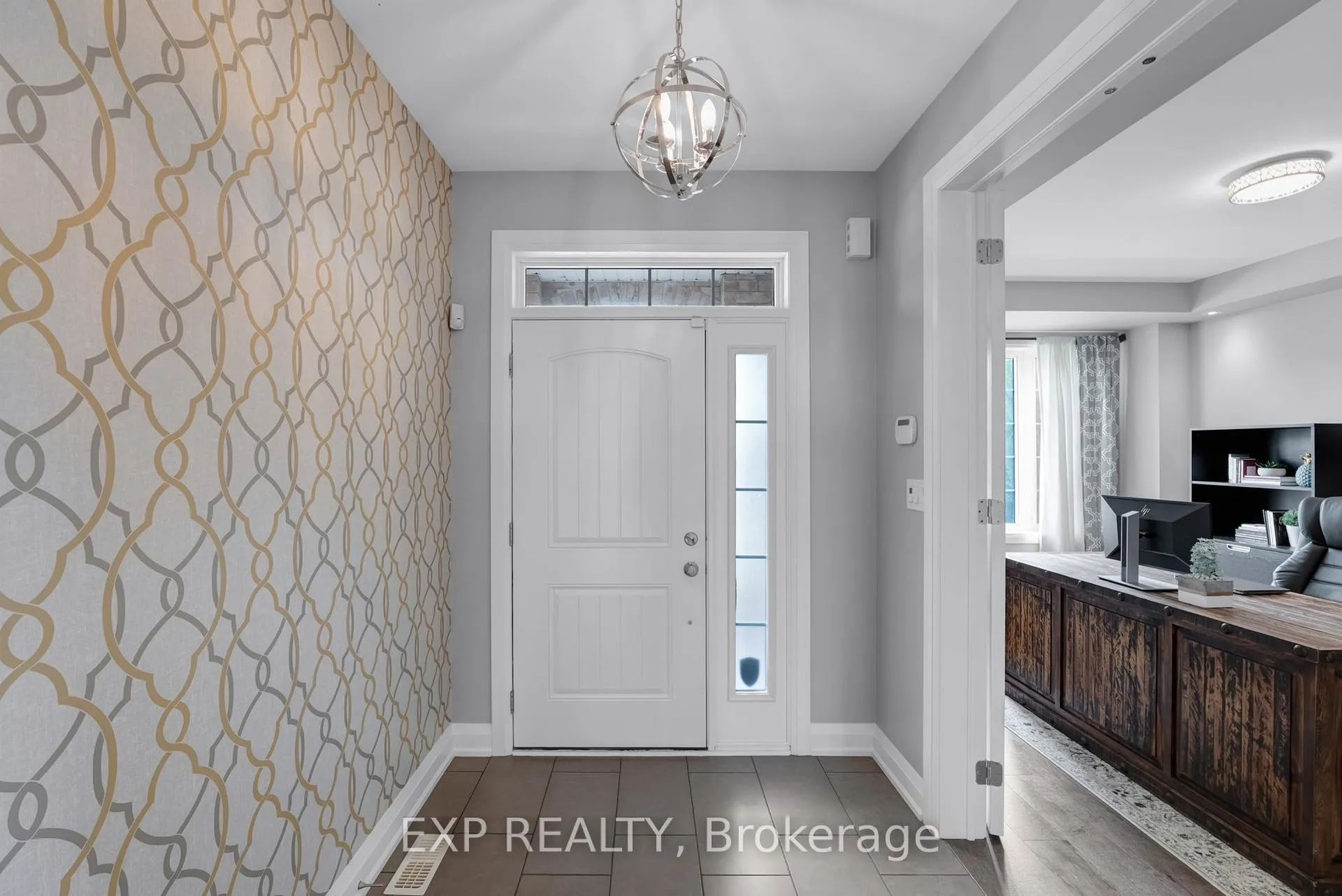 Photo 3 of 156 Degraaf Crescent, Aurora, Rural Aurora — HOMEH