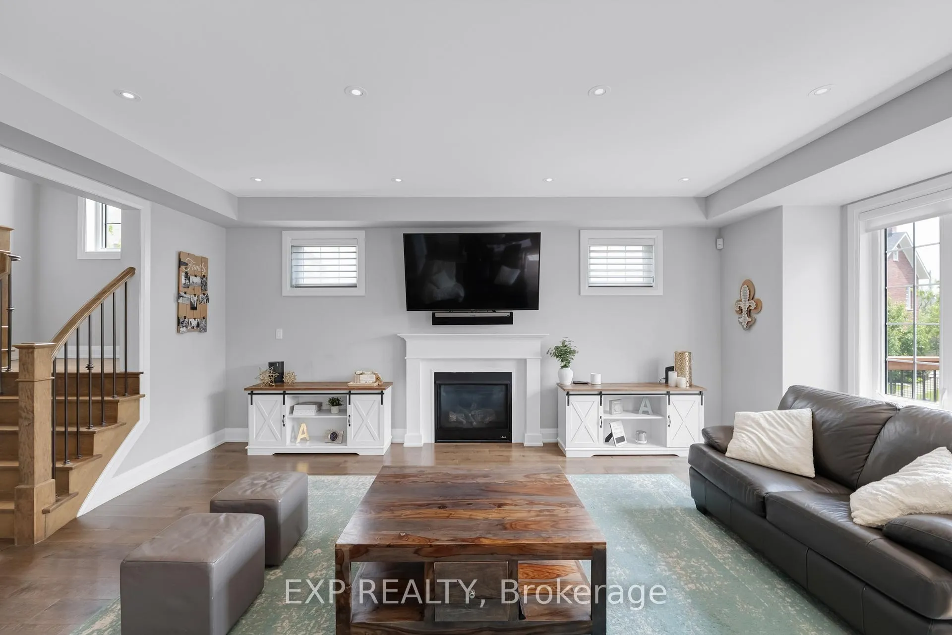 Photo 9 of 156 Degraaf Crescent, Aurora, Rural Aurora — HOMEH