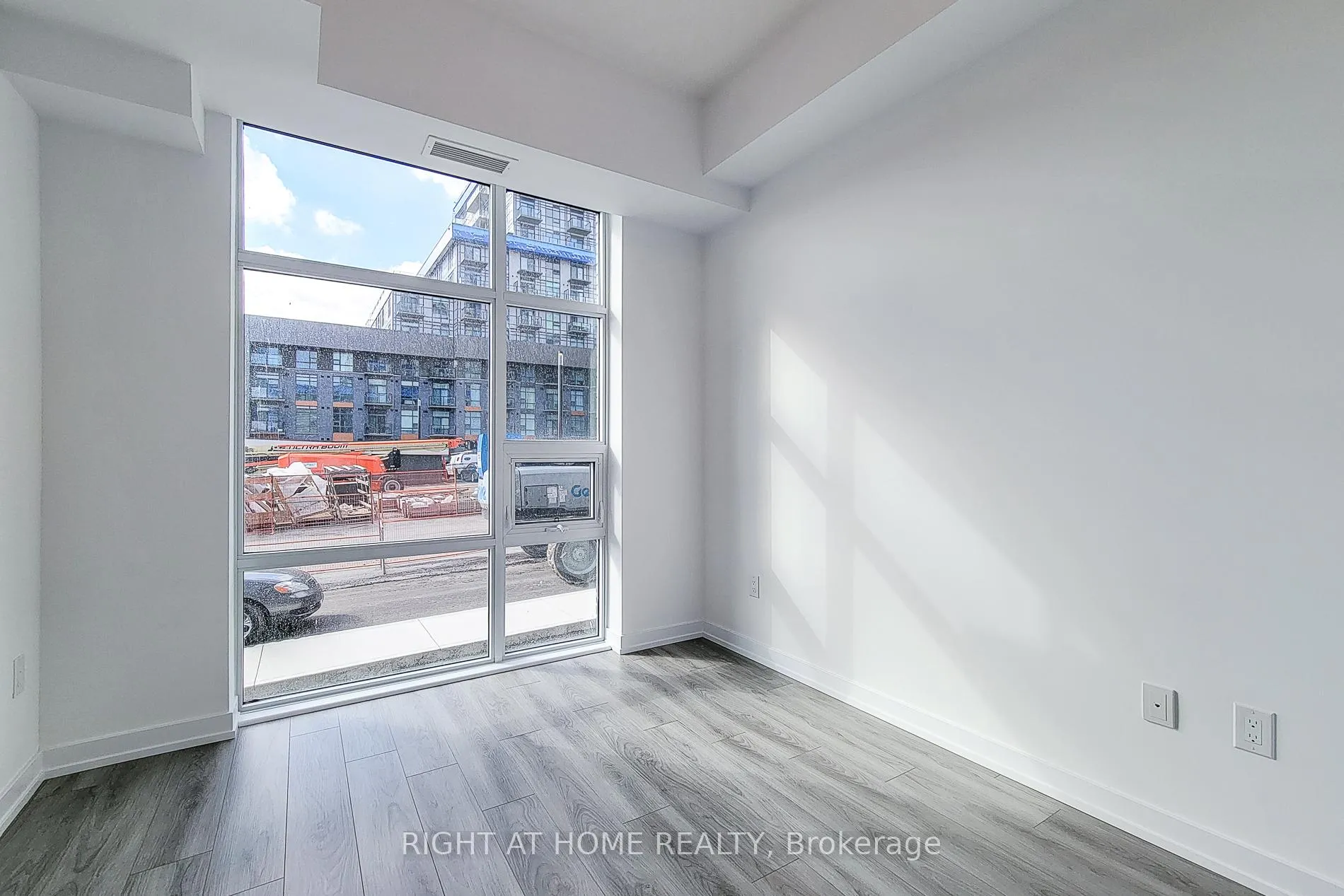 Photo 5 of Unit 112, 470 Dundas Street E, Hamilton, Waterdown — HOMEH