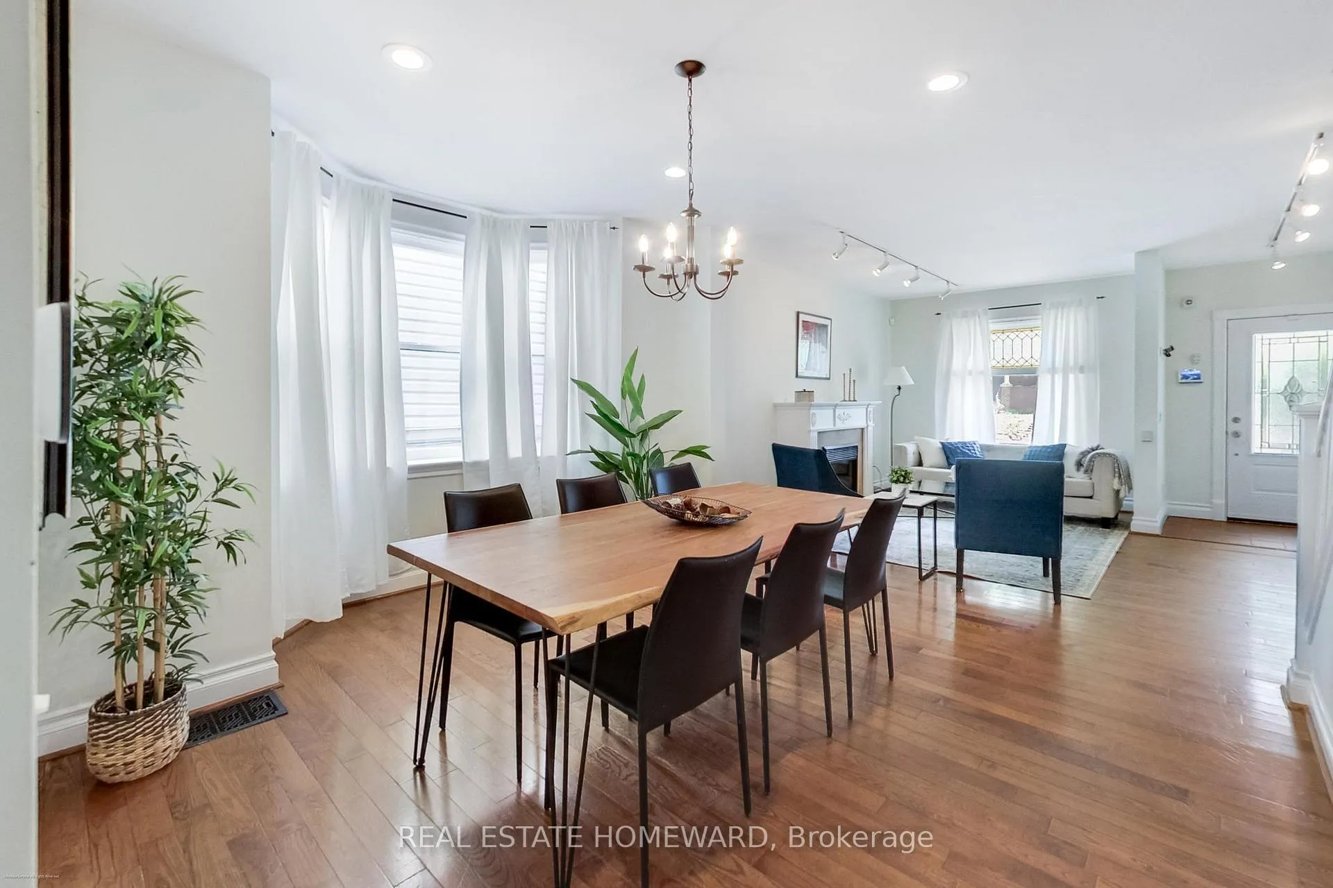 Photo 11 of 138 Lee Avenue, Toronto, The Beaches — HOMEH