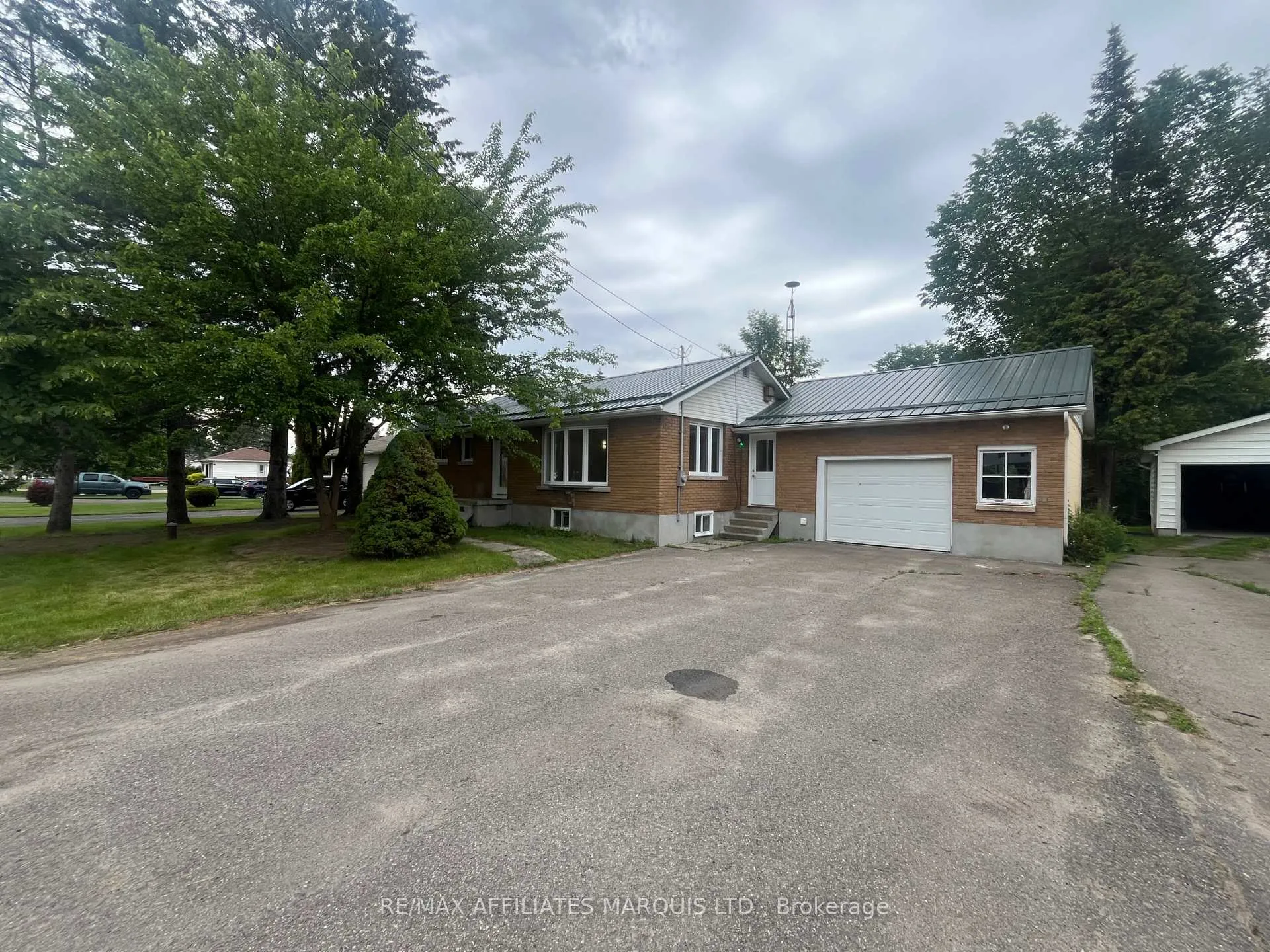 Photo 2 of 1065 County Rd 15 Street, Augusta, Augusta Twp — HOMEH