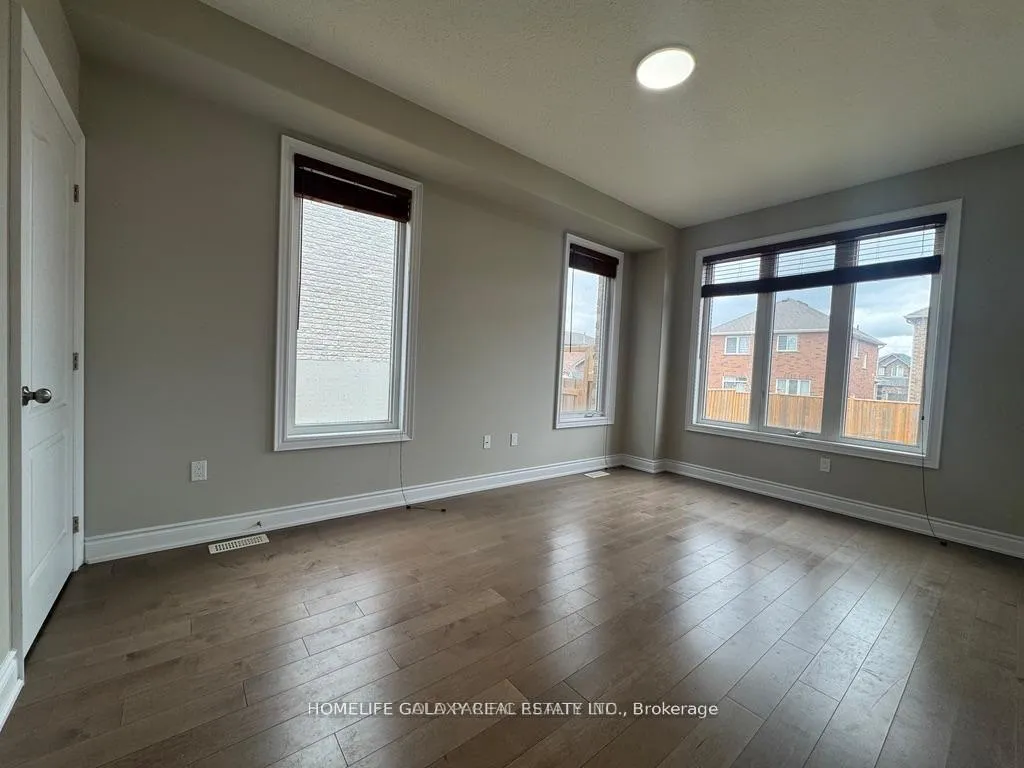 Photo 5 of 86 Nathan Crescent, Barrie, Painswick South — HOMEH