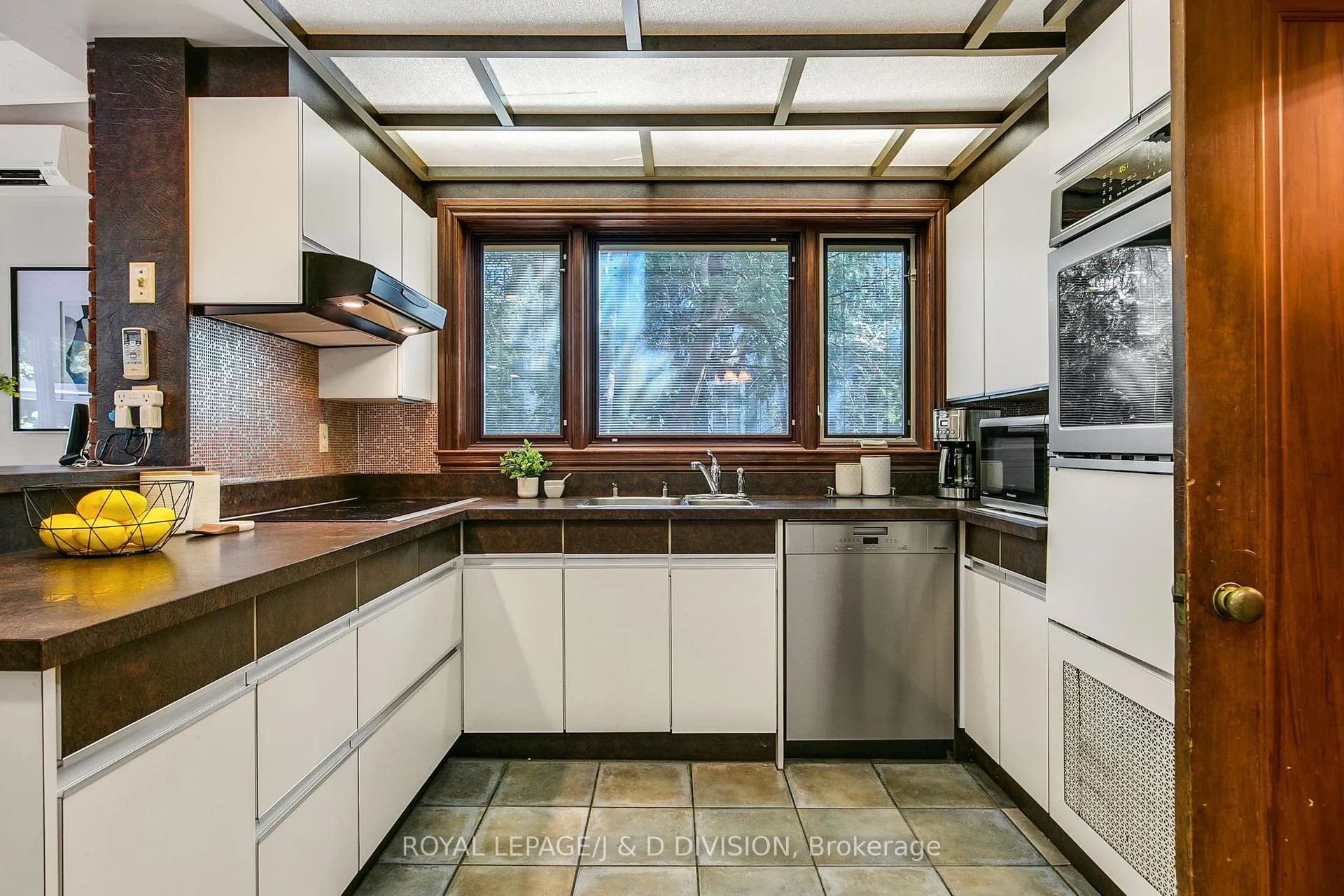 Photo 20 of 30 Chaplin Crescent, Toronto, Yonge-Eglinton — HOMEH