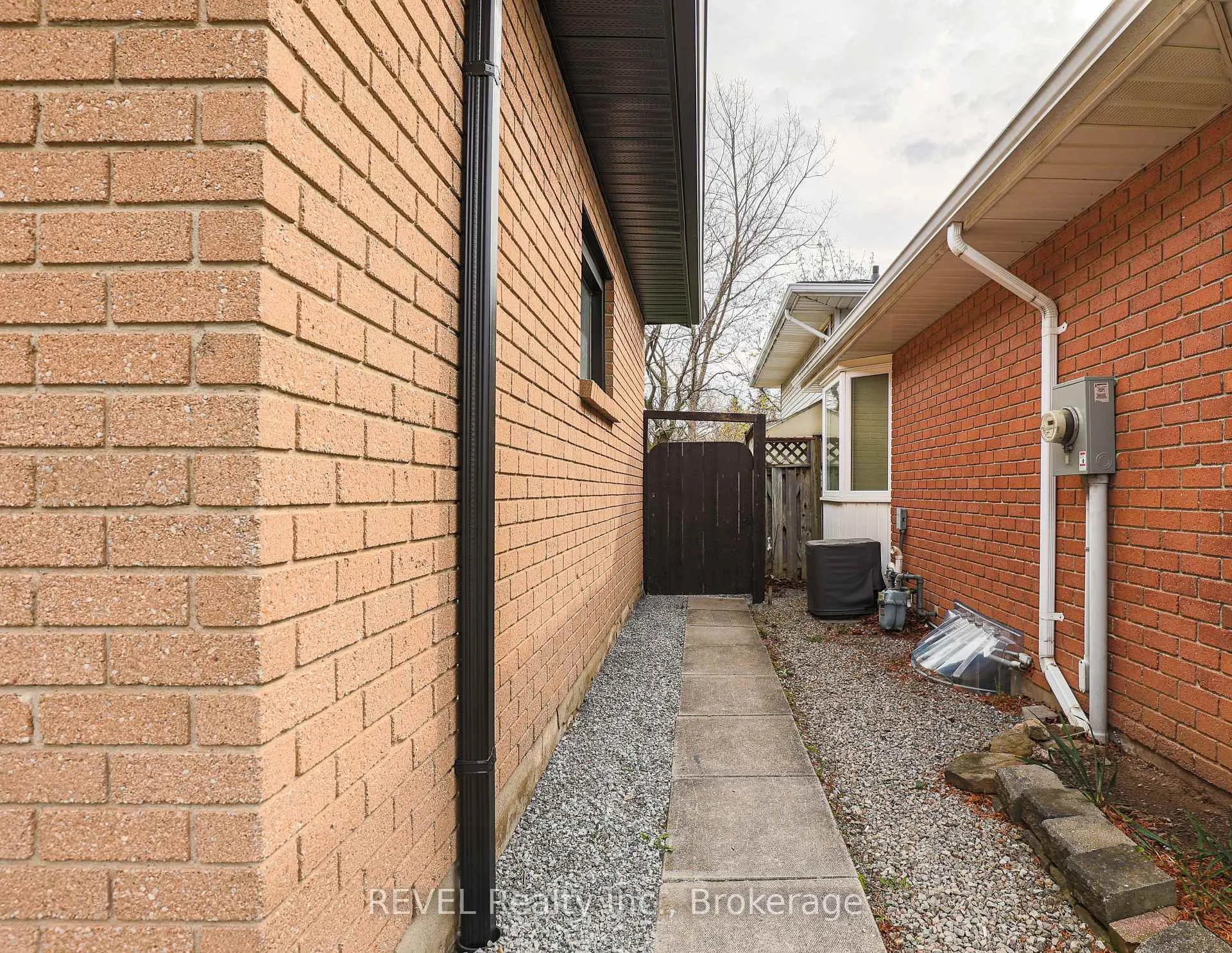 Photo 3 of 12 Andrea Drive, St. Catharines, Rykert/Vansickle — HOMEH