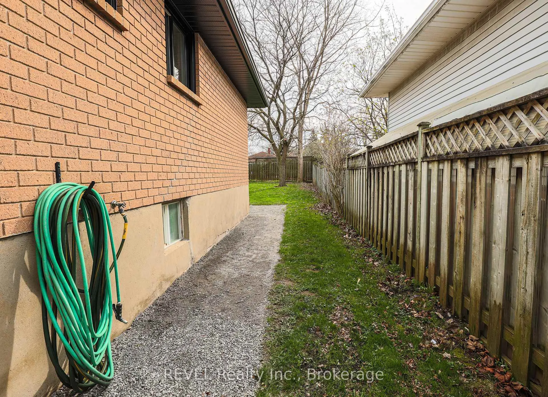Photo 4 of 12 Andrea Drive, St. Catharines, Rykert/Vansickle — HOMEH