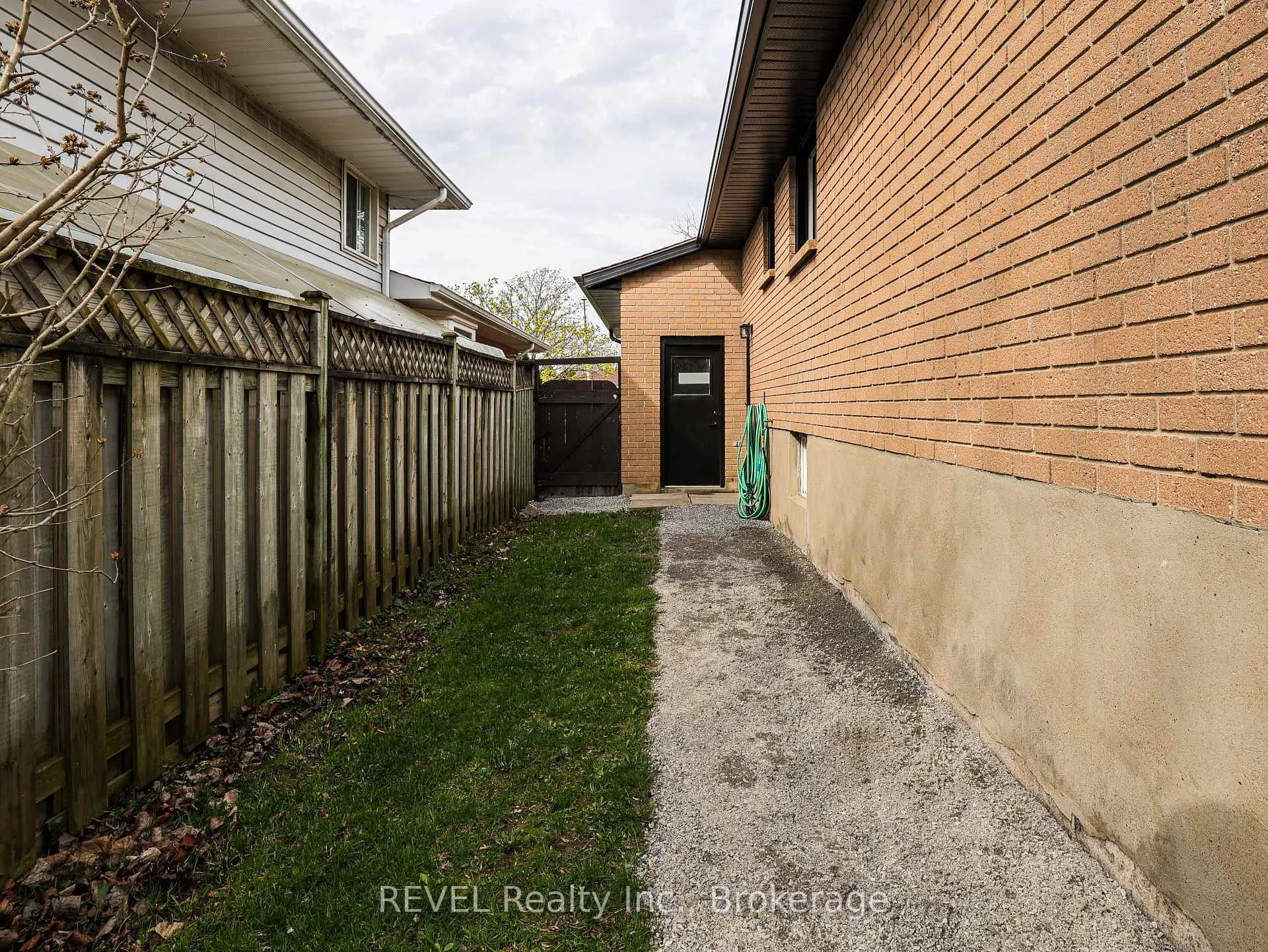 Photo 5 of 12 Andrea Drive, St. Catharines, Rykert/Vansickle — HOMEH