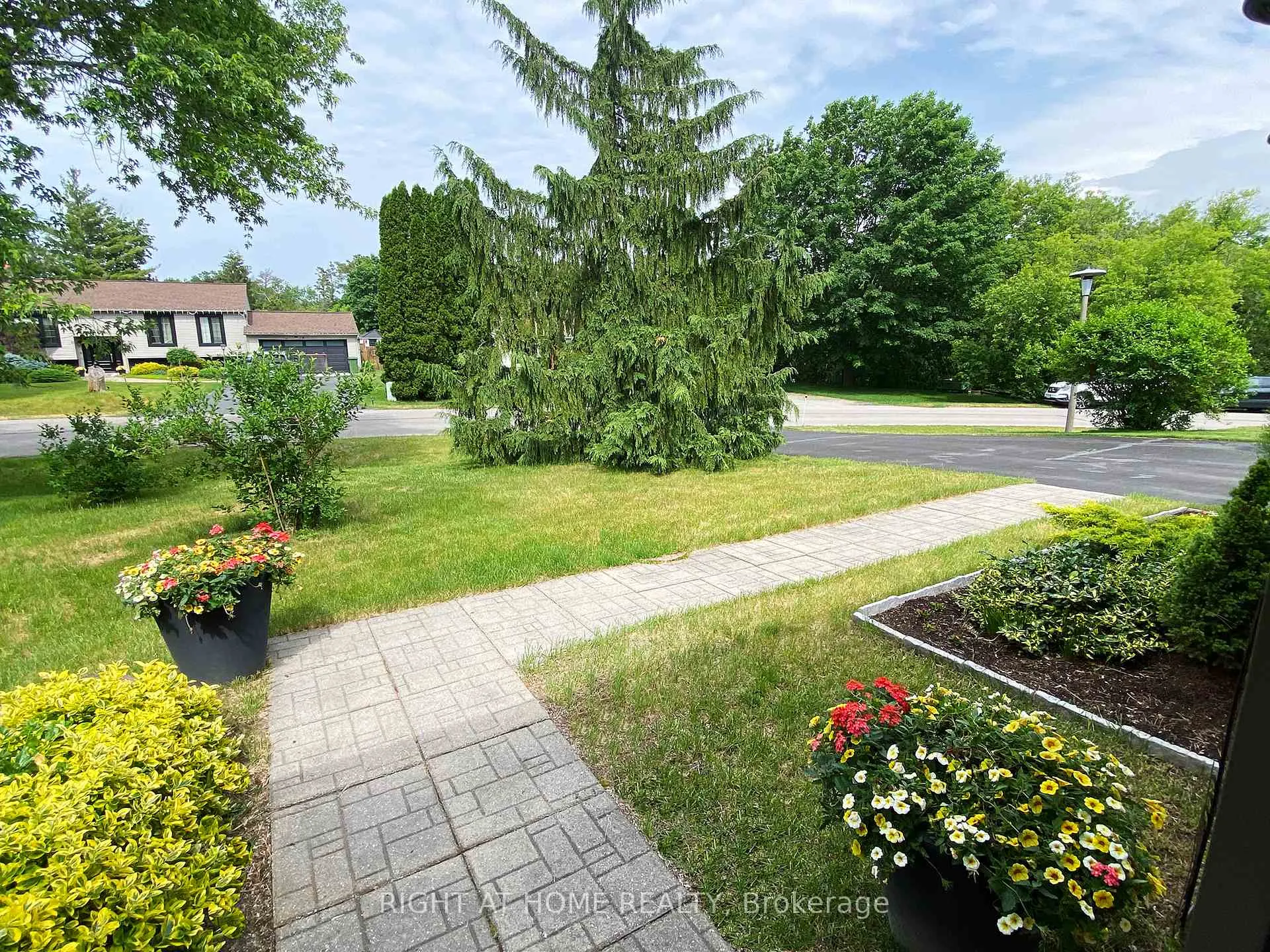 Photo 3 of 10 Munro Street, Caledon, Palgrave — HOMEH