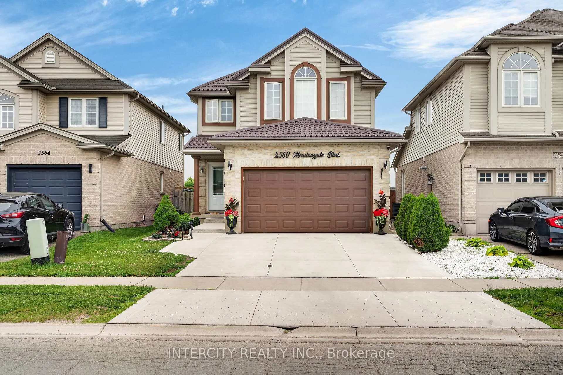 Photo 2 of 2560 Meadowgate Boulevard, London, South U — HOMEH