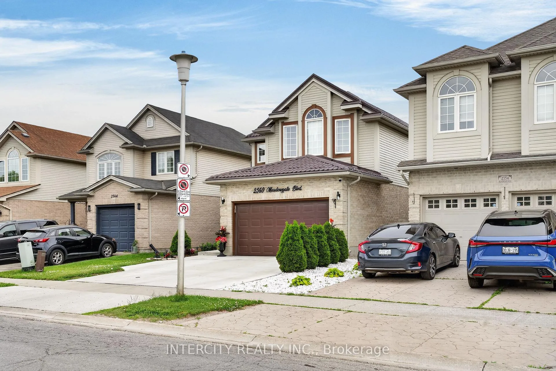 Photo 5 of 2560 Meadowgate Boulevard, London, South U — HOMEH