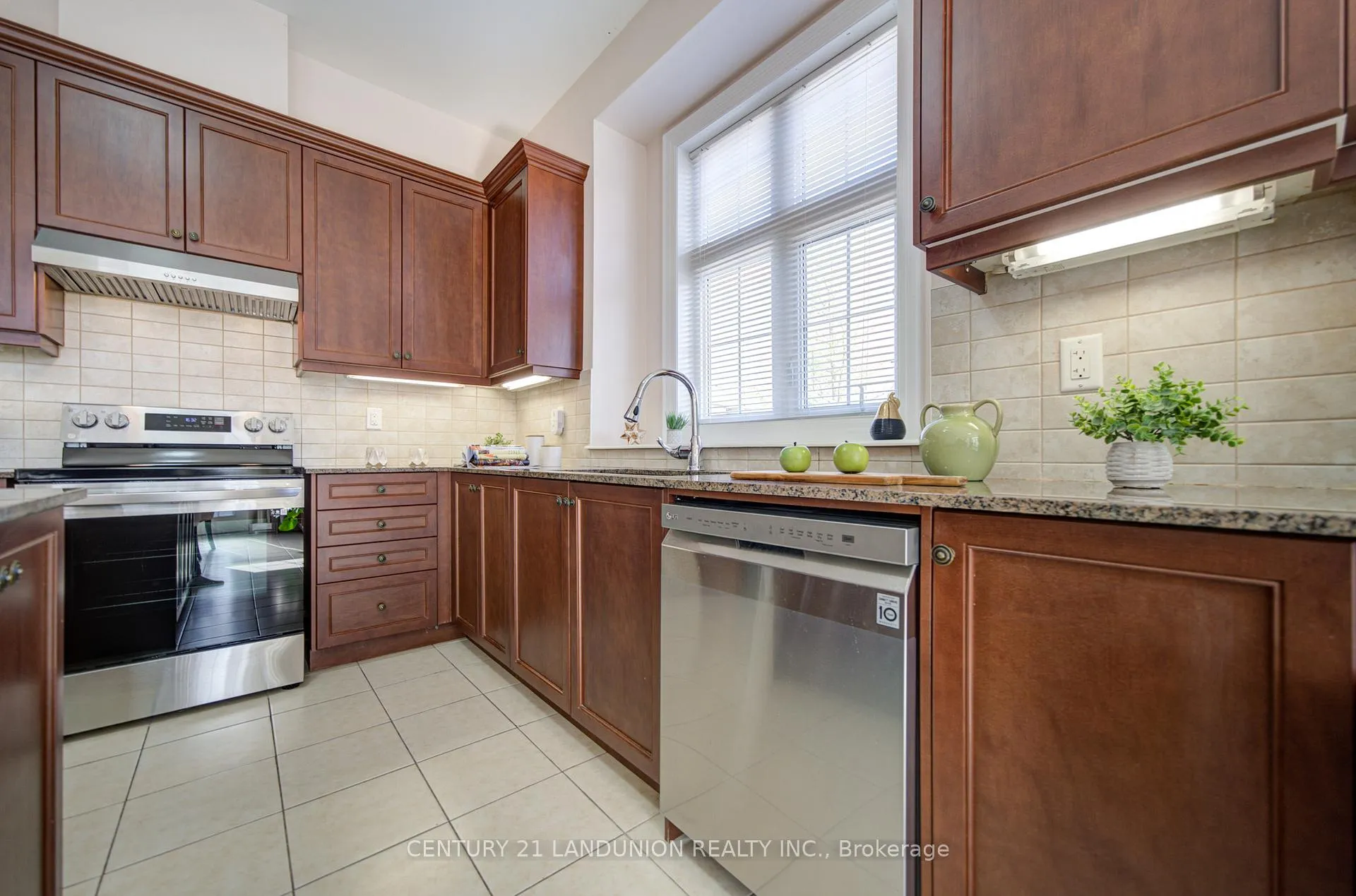 Photo 18 of 101 Silver Sterling Crescent, Vaughan, Vellore Village — HOMEH