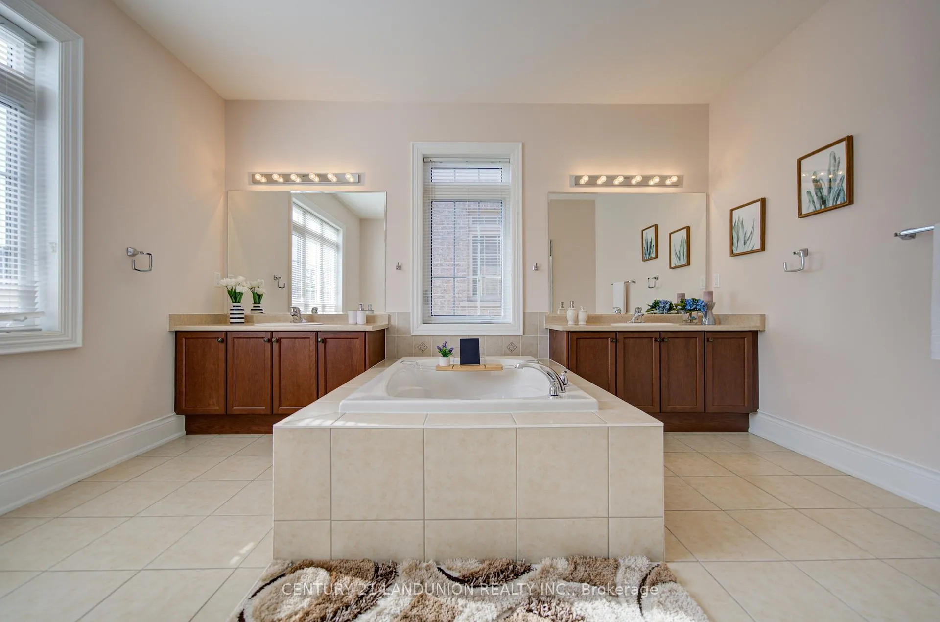 Photo 35 of 101 Silver Sterling Crescent, Vaughan, Vellore Village — HOMEH