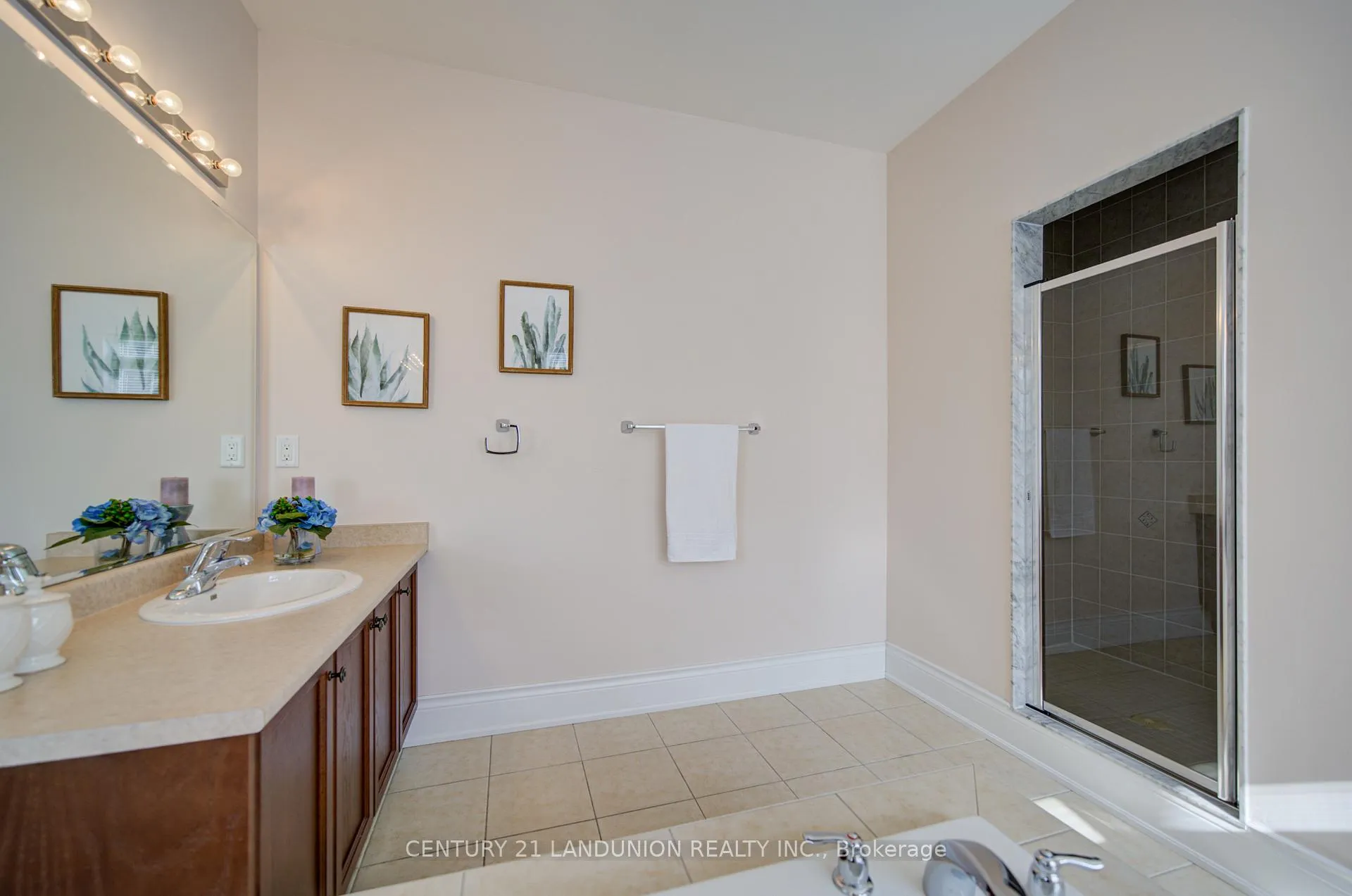 Photo 36 of 101 Silver Sterling Crescent, Vaughan, Vellore Village — HOMEH